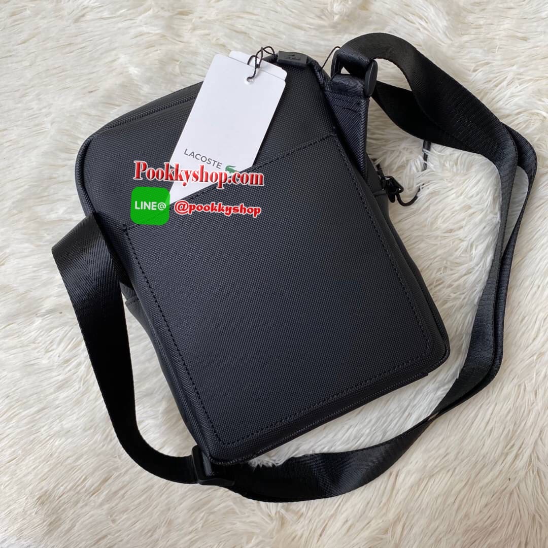 ลาคอส Classic Crossbody Bag กระเป๋าสะพายรุ่นยอดนิยม วัสดุ PVC ด้านหน้ามีโลโก้แบรนด์สวยโดดเด่น มีช่องเล็กใส่ของจุกจิกเปิดปิดด้วยกระดุมแม่เหล็ก ด้านหลังเรียบ มีช่อง1ช่องส่วนช่องด้านในกว้างเปิดปิดกระเป๋าด้วยซิปสะดวกใช้ มีช่องซิปและช่องเสียบด้านข้าง สายสะพา
