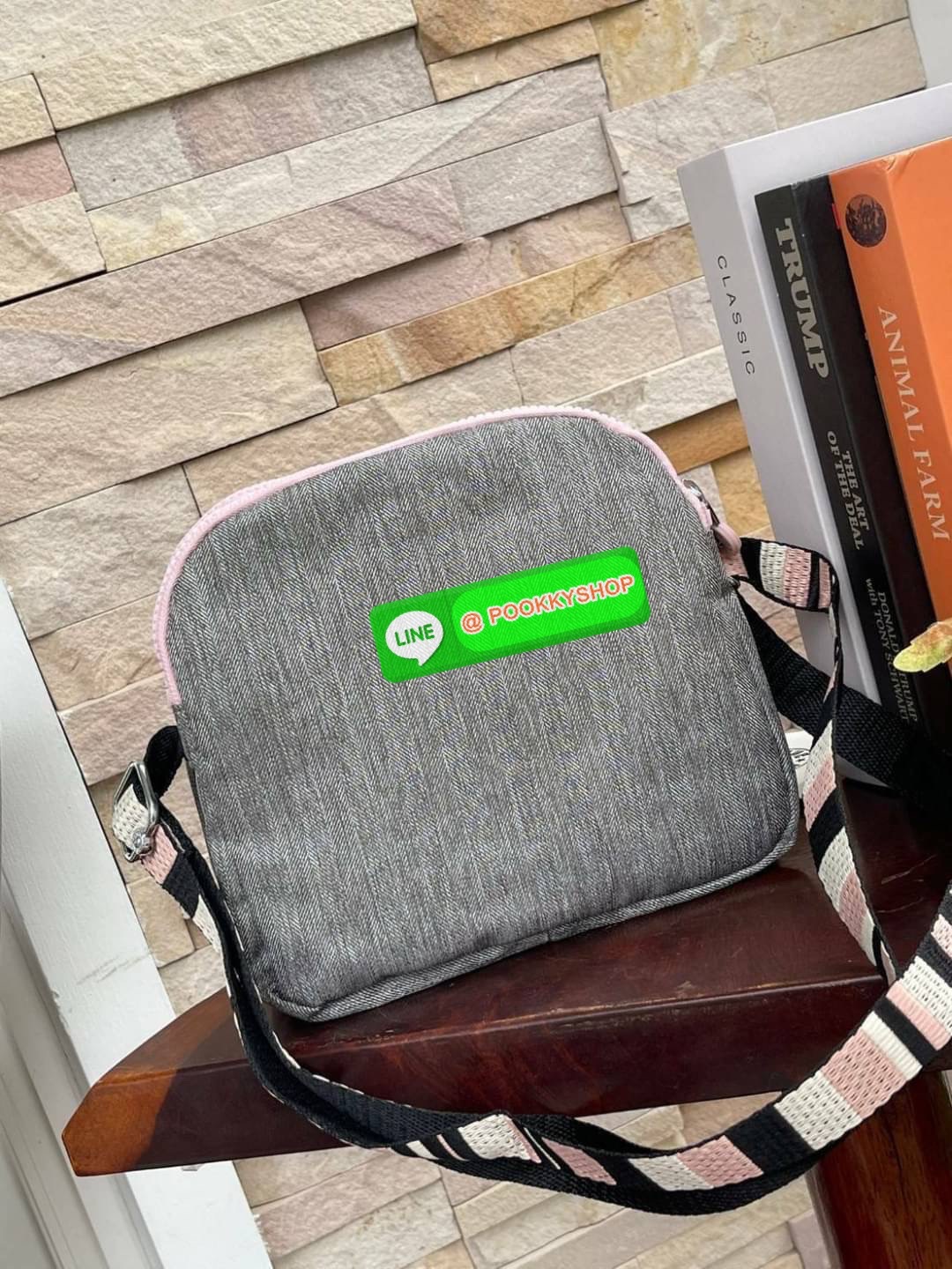 Kipling Keefe Crossbody Bag กระเป๋าสะพายคอลเลคชั่นใหม่จาก Light sand ขนาดกำลังดี ใส่กระเป๋าสตางค์ยาวได้ มีช่องใช้งานถึง4ช่อง สายสะพายปรับสั้นยาวได้ฟรีไซส์ ใช้งานสายคู่ คล้องไหล่ หรือปรับสายยาวสะพายพาดลำตัวดูลำลองไปอีกแบบ สำหรับสาวๆที่อยากหากระเป๋าคู่ใจสัก