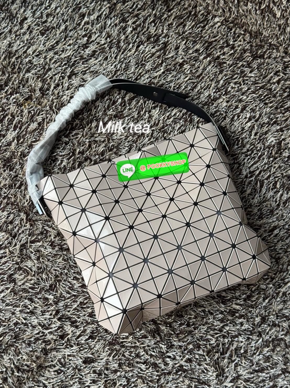 Baobao Issey Miyake Large Baguette เป็นกระเป๋าที่ดูมีมิติและสวยงามด้วยรูปทรงของมัน ซึ่งหูกระเป๋าจะมีความกว้างขึ้นไหล่ได้ได้แบบสบายๆ ใส่ของได้เยอะ ปากกระเป๋ามีช่องซิป ด้านในมีช่องใส่ของเพิ่ม สะดวกสบายพกพาไปได้ทุกที่ รูปทรงกนฃระเป๋าทำให้ดูเรียบง่ายยิ่งขึ้น