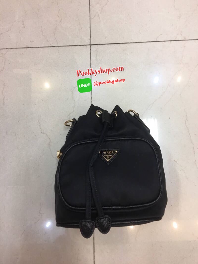 PRADA MINI nylon crossbody bag ARRIVAL รุ่นขายดี ตัวกระเป๋าอะไหล่สีทอง ไซส์มินิ ขนาดกะทัดรัด สามารถใส่ I phone+ ได้ หรือของจุกจิกได้เยอะ เนื้อหนาซับในอย่างดี มาพร้อมสายคล้องมือ + สายสะพายยาวปรับได้ แบบระดับที่สุดแห่งความสวยหรู กับราคาสุดคุ้มที่สาวๆชื่นชอบ