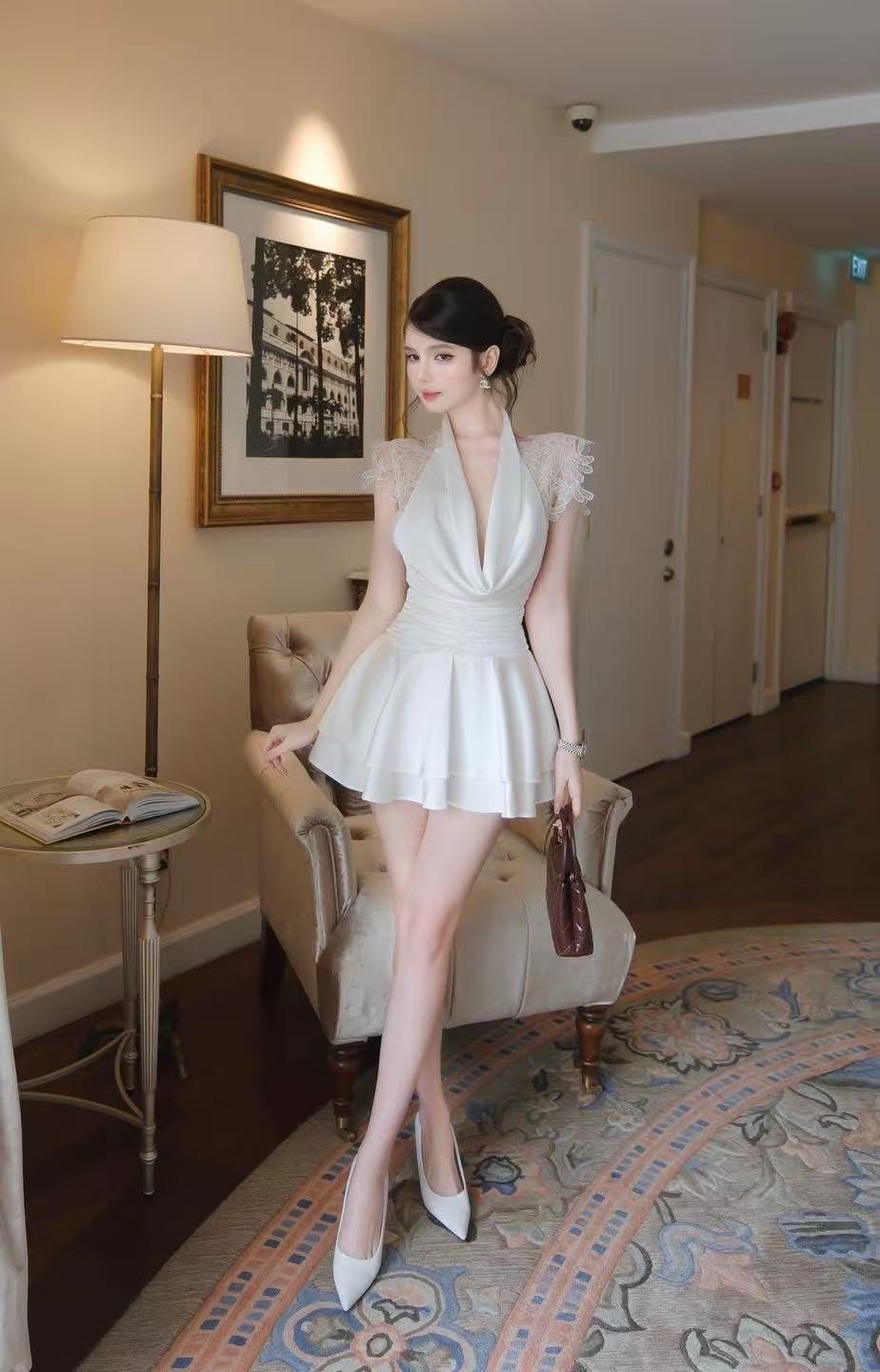 เดรสแฟชั่น มินิเดรสแขนกุดสีขาวผ้าซาตินแต่งผ้าลูกไม้คอวีเว้าลึกทั้งหน้าและหลังดูเซ็กซี่