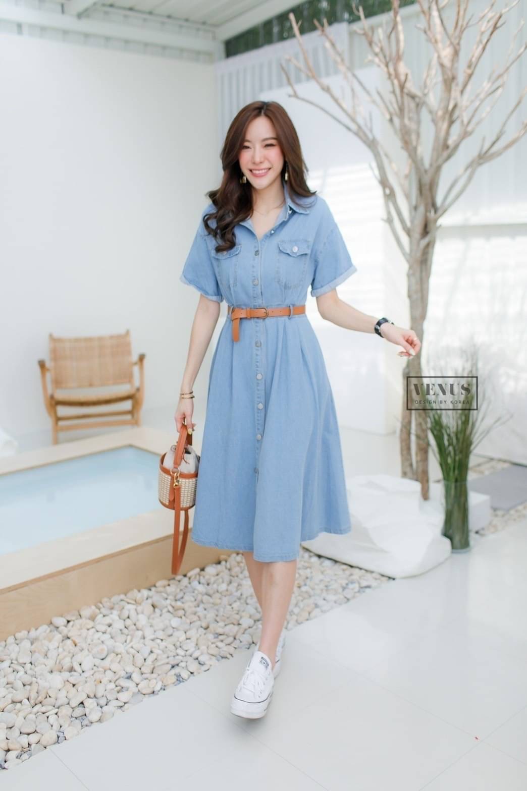 Restock ♥️♥️♥️ I'm Lady By Venus MaxiDress Jeans แม๊กซี่เดรสยีนคอปกแต่งกระดุมหน้า งานสวยน่ารักมากๆคะ งานมาพร้อมกับเข็มขัดเข้าชุดกันสุดๆนะคะ แม๊ทกับรองเท้าผ้าใบก็ยิ่งน่ารัก