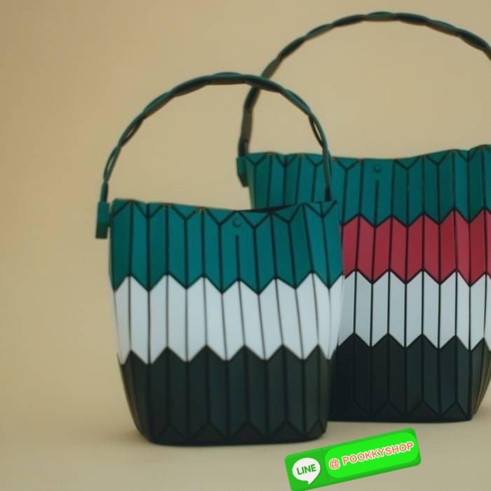 💕Baobao Issey Miyake Large Bucket กระเป๋าบัคเก็ตขนาดใหญ่สามารถใช้ใส่ร่มพับได้หรือขวดน้ำขนาดเล็กได้ ซีรีย์ใหม่นี้มีจุดเด่นที่แผ่นรูปทรงสี่เหลี่ยมด้านขนานในแนวตั้ง เกิดเป็นรูปทรงสามมิติซึ่งแตกต่างไปจากรูปทรงที่เกิดขึ้นจากแผ่นสามเหลี่ยม หูหิ้วสามารถข