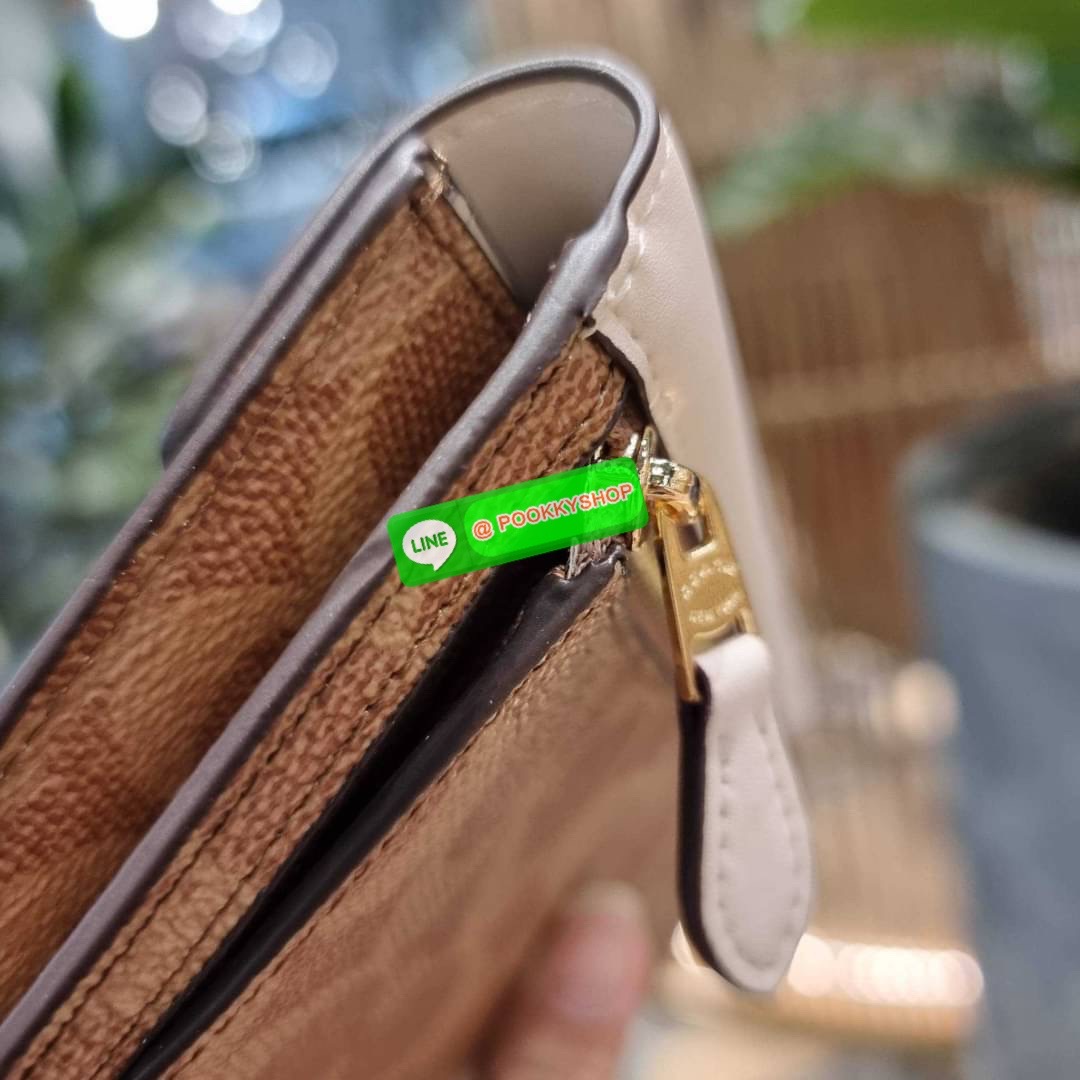 COACH 31547 SOFT WALLET IN COLORBLOCK SIGNATURE CANVAS คัมแบคแล้วน้า กับไอเท็มหายาก กระเป๋าสตางค์ใบยาวแบบพับ ขนาดกำลังสวย ดีไซน์คลาสสิคเอกลักษณ์ วัสดุหนังแคนวาสเคลือบลาย เปิด-ปิดด้วยกระดุม ภายในใส่บัตรได้เยอะ ใส่ธนบัตรได้สบายๆ ใบจริงสวยปังทุกสี ใครมองหากร