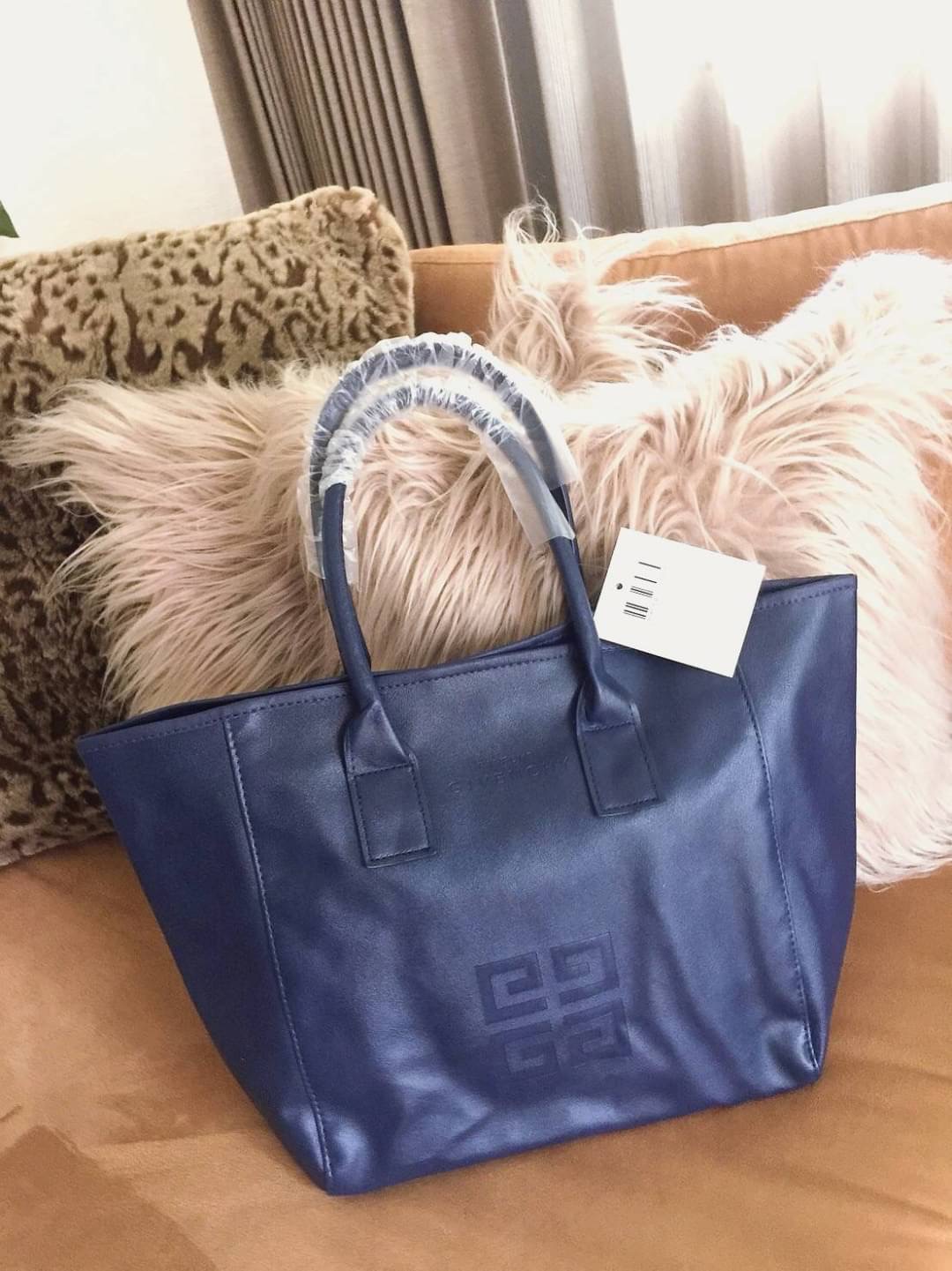 Best Seller! Givenchy Black Soft Leather Shoulder Handbags (Limited edition) กระเป๋าถือหรือสะพายพรีเมี่ยมของเเท้จาก "Givenchy Perfume Counter" วัสดุหนังนิ่มเรียบสีดำด้านหน้าปั้มโลโก้แบรนด์ GV ภายใน Polyester 100% สีดำสกรีนโลโก้สวยดูดี เปิดปิดด้ว