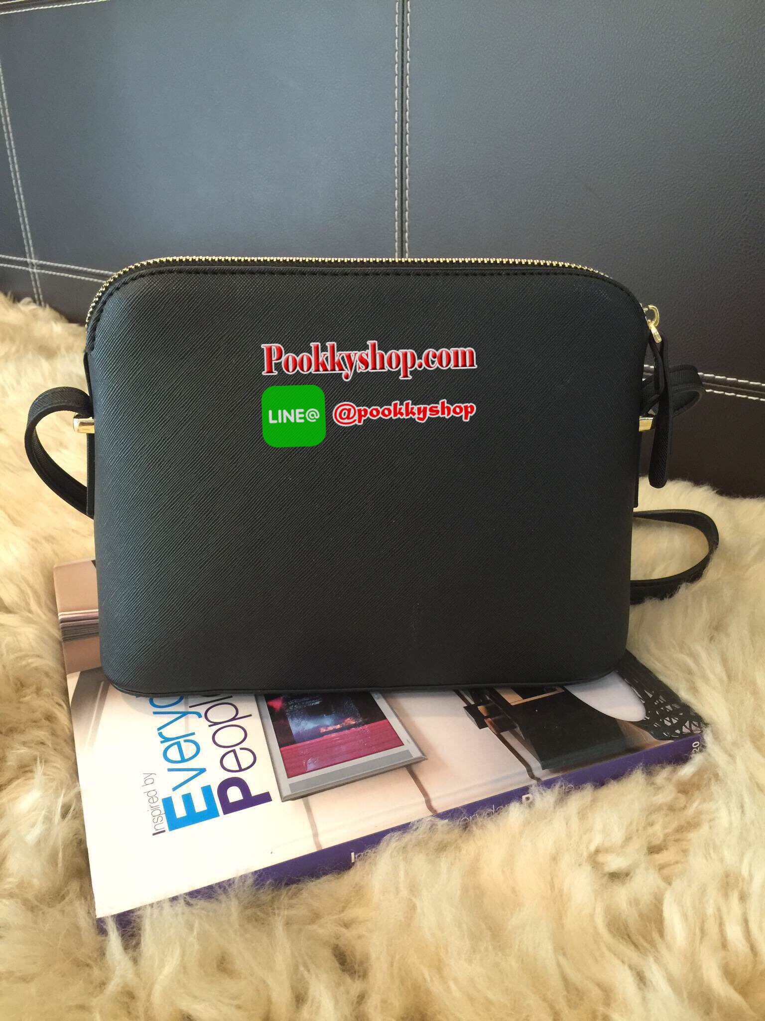 ปิ๊งป่อง!! มาเพิ่มแล้วค่ะ!! KATE SPADE CEDAR STREET MANDY กระเป๋าสะพายแบรนด์ดังจากอเมริการุ่นสุดฮิตหนัง Saffiano สวยหรูอยู่ทรงสไตล์ PRADA ด้านหน้าประดับโลโก้แบรนด์สีทองสวยไฮโซ ขนาดกำลังดี เปิดปิดด้วยซิปสะดวกใช้ ภายในมีช่องซิปและช่องใส่มือถือ สามารถใส่กระเ