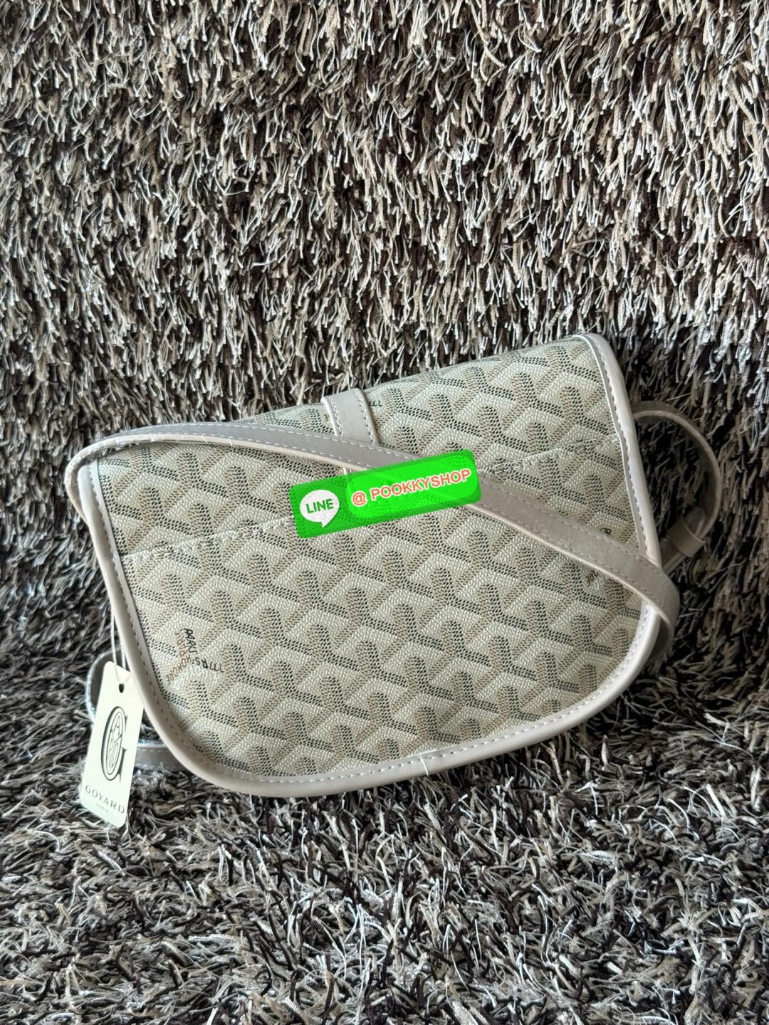 Goyard belvedere pm แบรนด์ดังจากฝรั่งเศส เรัยบหรูแต่ดูสง่า สะดุดตาด้วยลายเฉพาะตัว วัสดุที่นำมาตัดเย็บกระเป๋าเป็นวัสดุผ้าใบ Canvas ที่มีชื่อเรียกว่า “Goyardine” ซึ่งเป็นผ้าใบที่เป็นการผสมผสานระหว่างผ้าฝ้าย (Cotton), ผ้าลินิน (Linen) และ ผ้าป่าน (Hemp) ทำกา