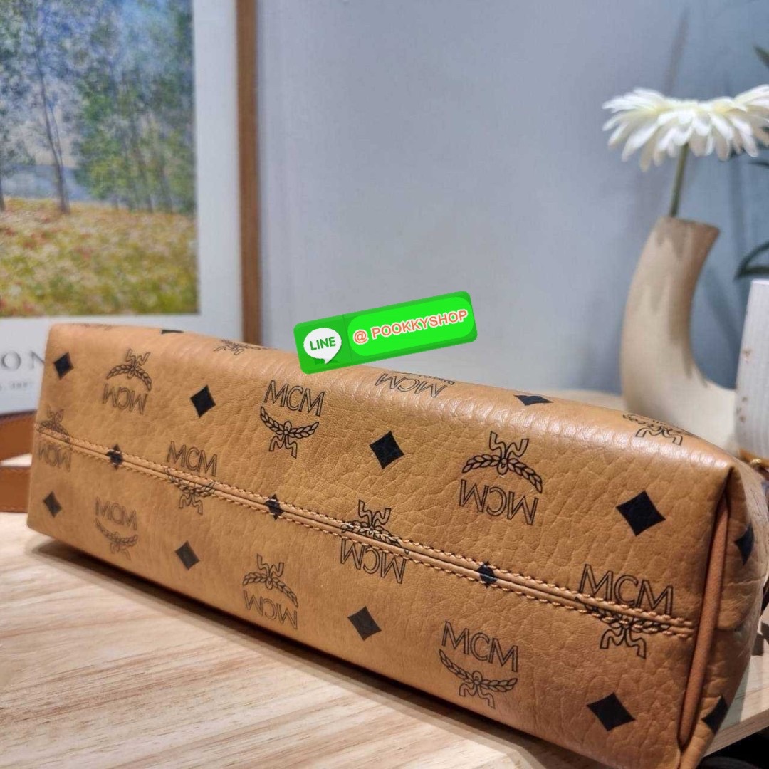 MCM AREN HOBO IN VISETOS 🔆 Details ฮอตฉ่ำมาก! กับกระเป๋าสะพายทรงโฮโบ ทรงสวยมาก ขนาดกำลังดี จุของได้เยอะ ใช้งานสะดวกด้วยการรูดซิป พิเศษแถมพวงหนังและชุดกุญแจล็อคมาให้ด้วย ถอดออกได้ นำไปใช้กับกระเป๋าใบอื่นได้ด้วย ภายในโล่งกว้าง ใส่ของสำคัญได้อย่างครบ