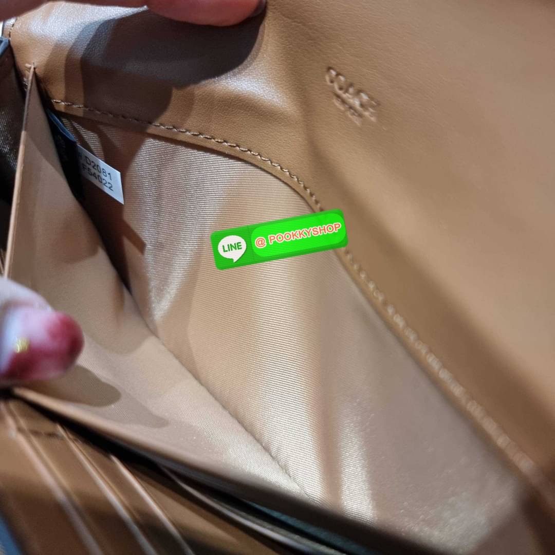 COACH F54022 SLIM ENVELOPE WALLET IN SIGNATURE กลับมาแล้วจ้า!! กระเป๋าสตางค์รุ่นขายดี 🔥 ทรงจดหมายรุ่นฝาพับ สวยคุณหนู หรูเกินราคา วัสดุหนังแคนวาสเคลือบลาย ภายในใส่มือถือได้ ใส่บัตรได้ มีช่องซิปแยกแบ่งเป็นสัดส่วน รุ่นนี้ใช้ยังไงก็ไม่มีเบื่อ สวยคลาสส