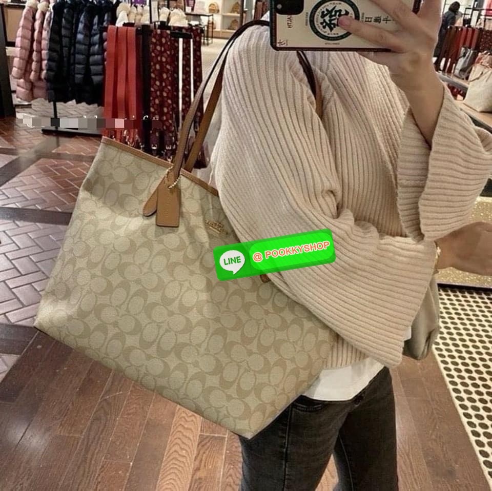 COACH CITY TOTE IN SIGNATURE CANVAS (5696) ðāļāļĢāļ°āđāļāđāļēāļāļĢāļāļāđāļāļāļāļīāđāļāđāļāđāļŦāļāđ āđāļŦāļĄāļēāļ°āļāļąāļāļŠāļēāļ§āđāļŠāļēāļĒāđāļāļāļāļ°āļŠāļąāļĄāļ āļēāļĢāļ°āđāļĒāļāļ° ðāļ§āļąāļŠāļāļļ: āļŦāļāļąāļāđāļāļāļ§āļēāļŠāļāļąāļāļāļāļāļŦāļāļąāļāđāļāđ ðāđāļāļīāļ-āļāļīāļāļāđāļ§āļĒāļāļĢāļ°āļāļļāļĄāđāļāđāļ āļāđāļēāļāđāļāđāļĨāđāļ āđāļŠāđāļāļāļāđāļāđāđāļĒāļāļ° āļĄāļĩāļāđāļāļāļāļīāļ 1 āļāđāļāļ āļŠāļēāļĄāļēāļĢāļāđāļŠāđ iPad āđāļāđāļāļļāļāļĢāļļāđāļ
