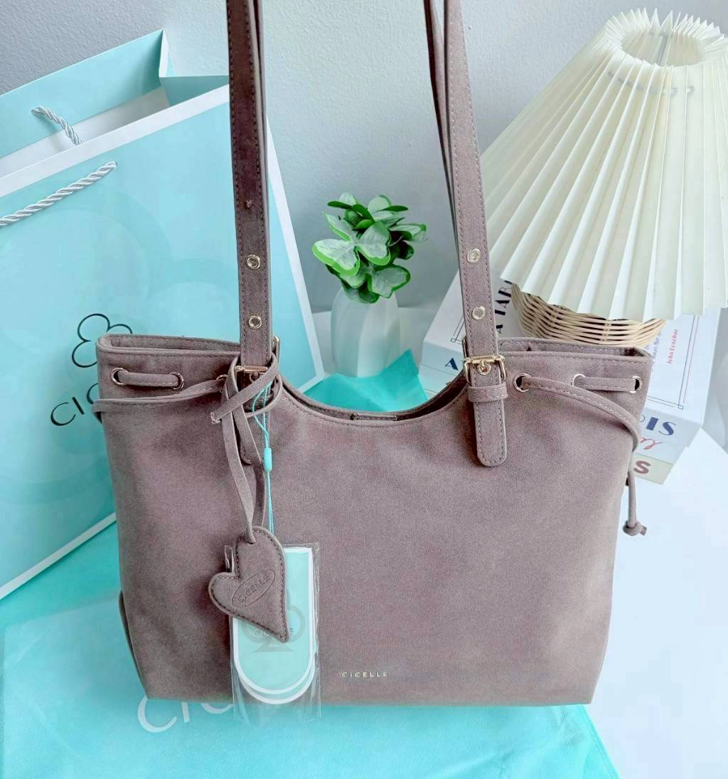 CICELLE Suede Vintage Bag ทรงนี้บอกเลย สายแบก สายแฟชั่น ต้องชอบ นอกจากจะจุของได้เยอะแล้ว ดีเทลยังสวย สะพายกับชุดไหนก็เก๋✨หูรูด สามารถเปลี่ยนทรงเป็นทรงขนมจีบได้