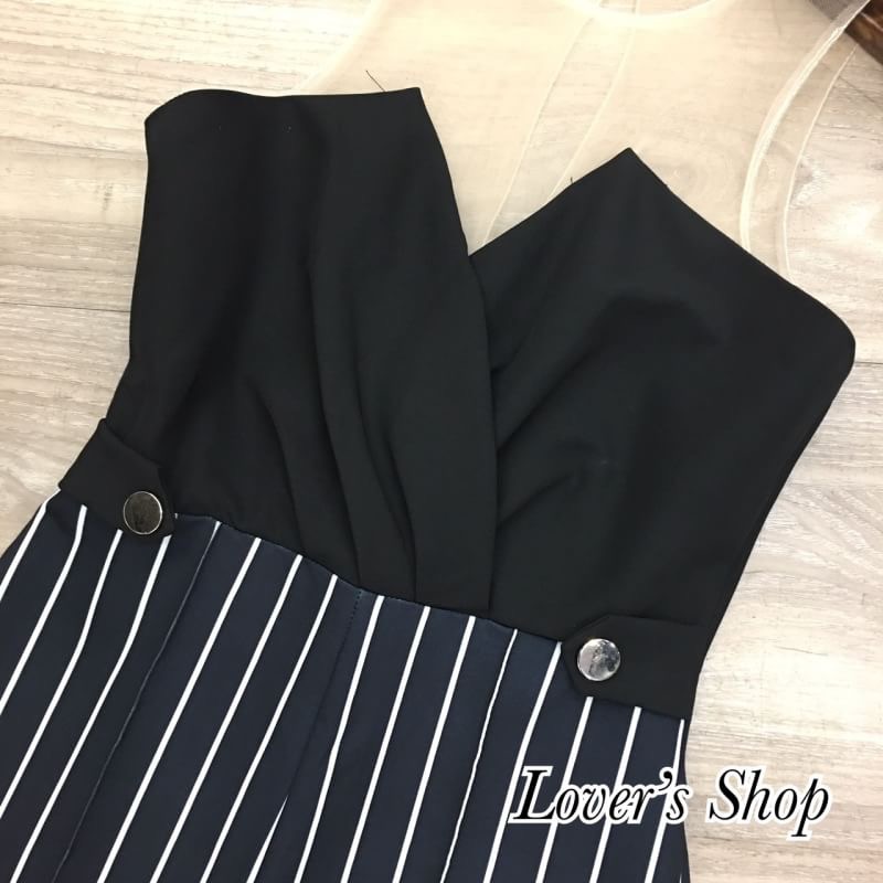 Lover's Shop Teg : Lover’s Shop Brand : LV Detail : จั้มสูทขายาว โทนสีขาวดำสุดคลาสสิค ใส่ได้หลายลุค เรียบกรูดูผู้ดี ช่วงอกทรงป้ายจับจีบ ช่วงเอวแต่งกระดุมช่วงกางเกงเป็นลายทางลง ใส่แล้วแลดูขายาวหุ่นดี งานสวยเป๊ะ ไฮโซ ใช้ผ้าหนาเป็นทรงสวย ผ้าไม่เหี่ยว เป