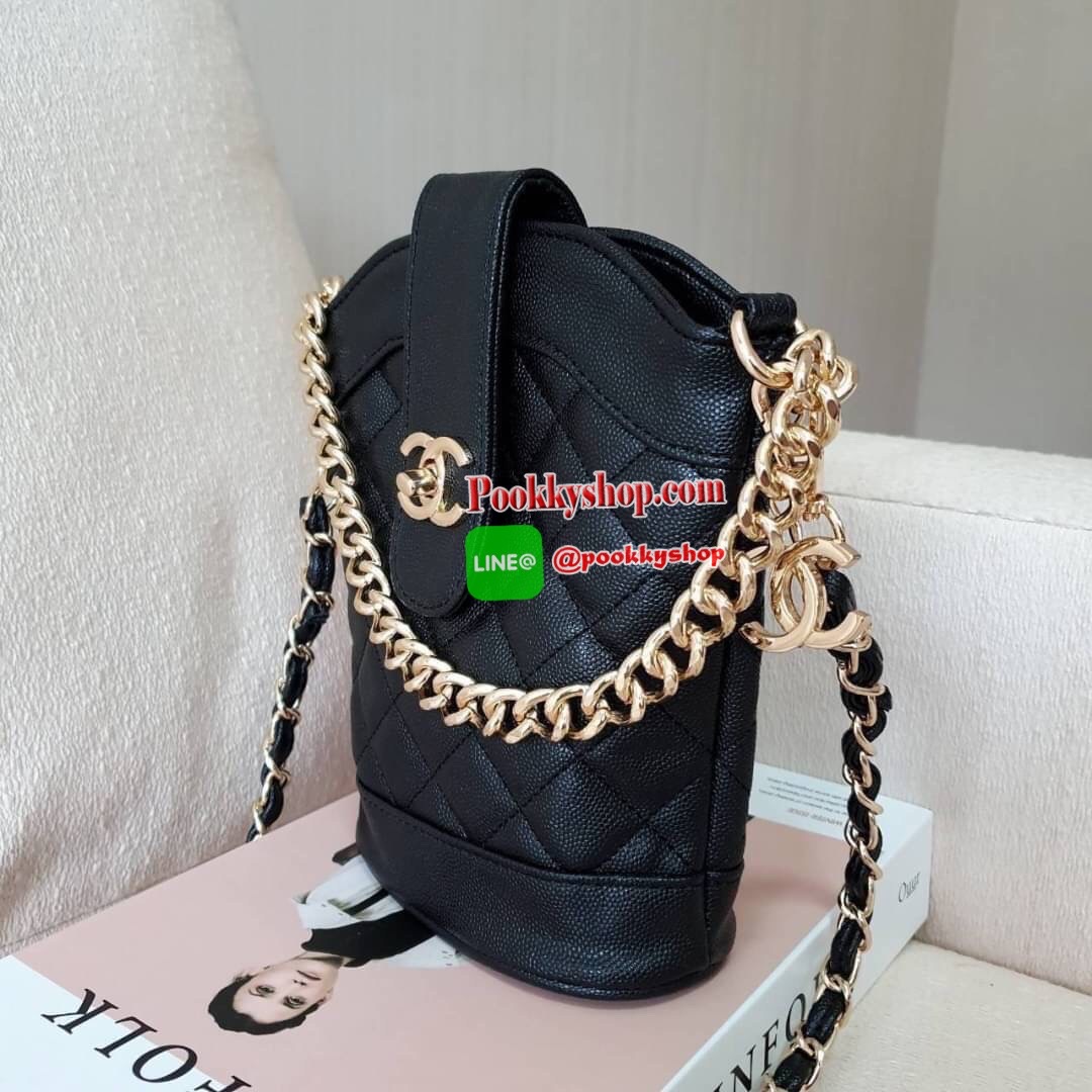 CHANEL VIP GIFT CROSSBODY BAG งาน CHANEL VIP GIFT ของแท้ 100% จากเคาเตอร์แบรนด์ CHANEL ทรงสวย ขนาดกำลังดี วัสดุหนัง CAVIER PU เปิดปิดด้วยกระดุมหน้าแบบบิดปลอดภัยหายห่วง ด้านในมีซิปอีกชั้น อะไหล่ทอง หัวซิปปั้มแบรนด์ ด้านในใส่โทรศัพท์ได้ทุกรุ่น พร้อมของจุกจิ