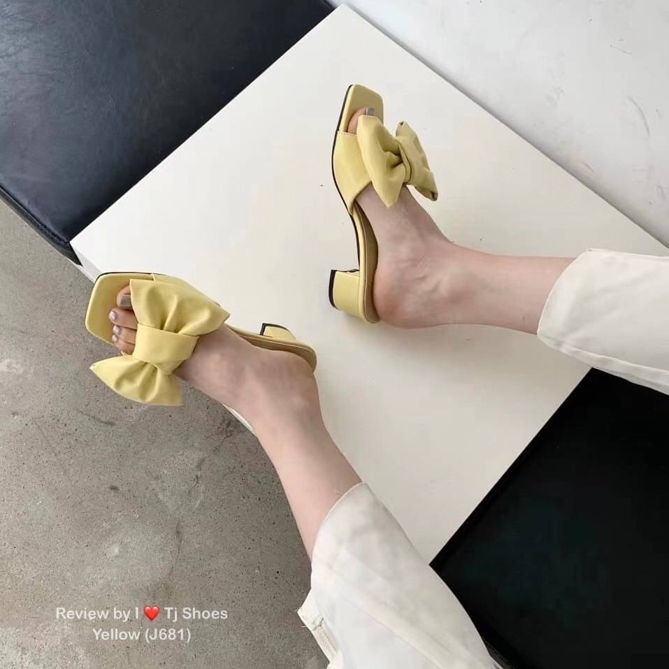 พร้อมส่งรองเท้านำเข้าที่สวยเกร๋ขายดีสุดๆ หนังรุ่นนี้นิ่มมาก ด้านหน้าแต่งด้วยโบว์น่ารักๆ สวมใส่ง่าย เรียบเก๋ดูดี สวยมาก ใส่ได้เรื่อยๆ แมทกับชุดอะไรก้ดูเก๋ดูน่ารักมาก ควรมีไว้เป็นคู่โปรด ของจริงงานดีมากสวยมาก ตรงปกแน่นอน เพราะรูปถ่ายจากสินค้าจริง เป็นรุ่นที