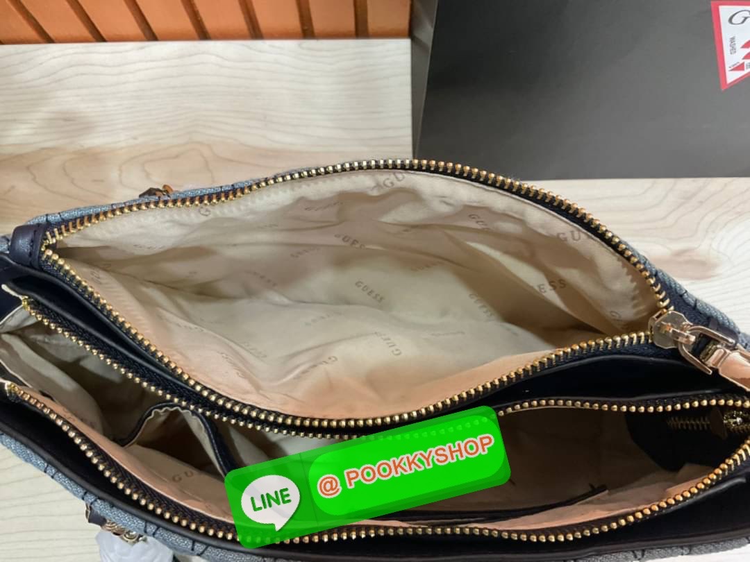 Guess Brinkley Society Satchel Bag กระเป๋าถือหรือสะพาย ขนาดกำลังดี วัสดุ Denim และ Pu หนังนิ่ม ผ้านุ่มมาก สวยอยู่ทรง มาพร้อมพวงกุญแจน่ารักๆ ถอดออกได้ ด้านหน้าประดับโลโก้แบรนด์ เปิดปิดด้วยซิป มี 2 ช่องหลักใช้งาน ภายในช่องซิปหน้าแยกเป็นสัดส่วนการใช้งาน ซิปช