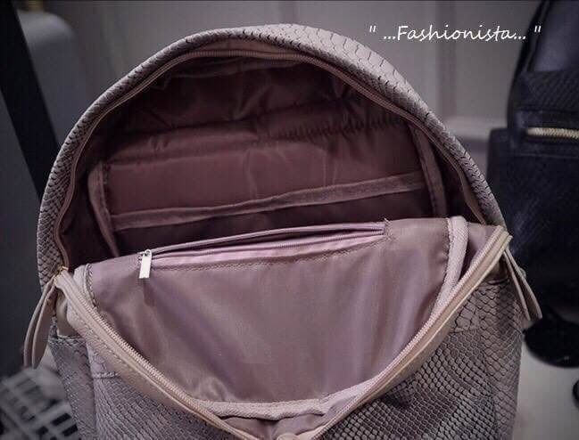 รุ่นนี้ถามกันมาเยอะ จัดมาเพิ่มให้อีกรอบ งานลายนูน 3มิติ ไม่ใช่สกรีนลาย พร้อมส่งครบสีเลยค่ะ!! HOT ITEM KOREA BACKPACK พร้อมส่งจ้าา แบบขายดี คุณภาพเริ่ด กระเป๋าเป้แบ็คหนัง pu เน้นจุดเด่นที่ตัวหนังที่ผสมผสานเนื้อแมทสีพื้นตัดต่อหนังลายงูนูนมีมิติสวยลงตัวมาก ว