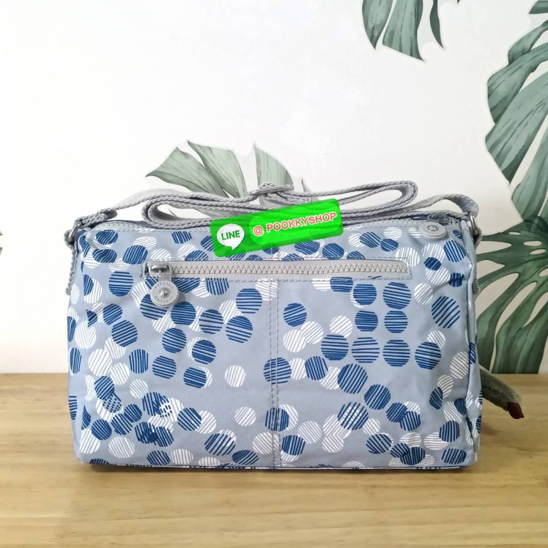 KIPLING RETH CROSSBODY BAG ซับในตาราง วัสดุ Nylon +polyester กระเป๋าสะพายข้างหรือ สะพาย Crossbody ได้ ช่องหน้าเปิด-ปิด ด้วยซิป พร้อมช่องแยกบ่อยด้านข้าง ช่องหลัก 2 ช่อง ด้านในโล่งกว้าง สามารถจุสัมภาระได้เยอะ พร้อมช่องซิปหลัง สายสะพายปรับระดับสั้น-ยาว ได้ f