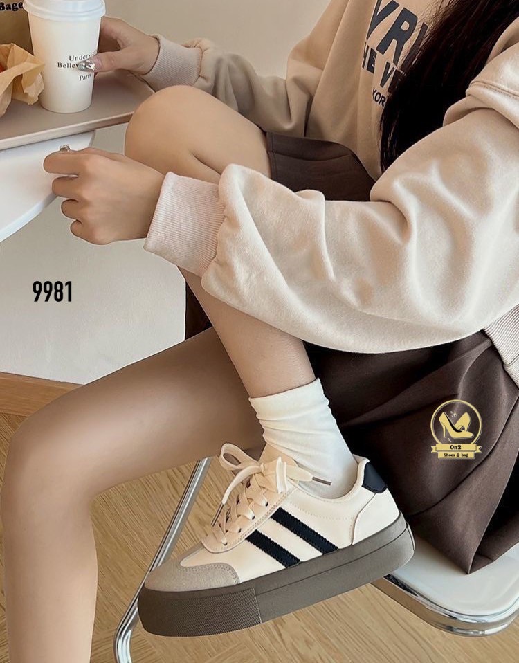 รองเท้าผ้าใบทรงสวย ดีไซน์ลายแถบสองข้าง ใส่แล้วลุคดูแพงแบบแกล้ง ๆ แต่ราคาเป็นมิตรสุด ๆ พื้นหนาแบบกำลังดี ช่วยเพิ่มความสูงแถมขาดูเรียวขึ้นทันตา ใส่ไปเรียน ทำงาน เที่ยว คาเฟ่ ได้หมดทุกมูด