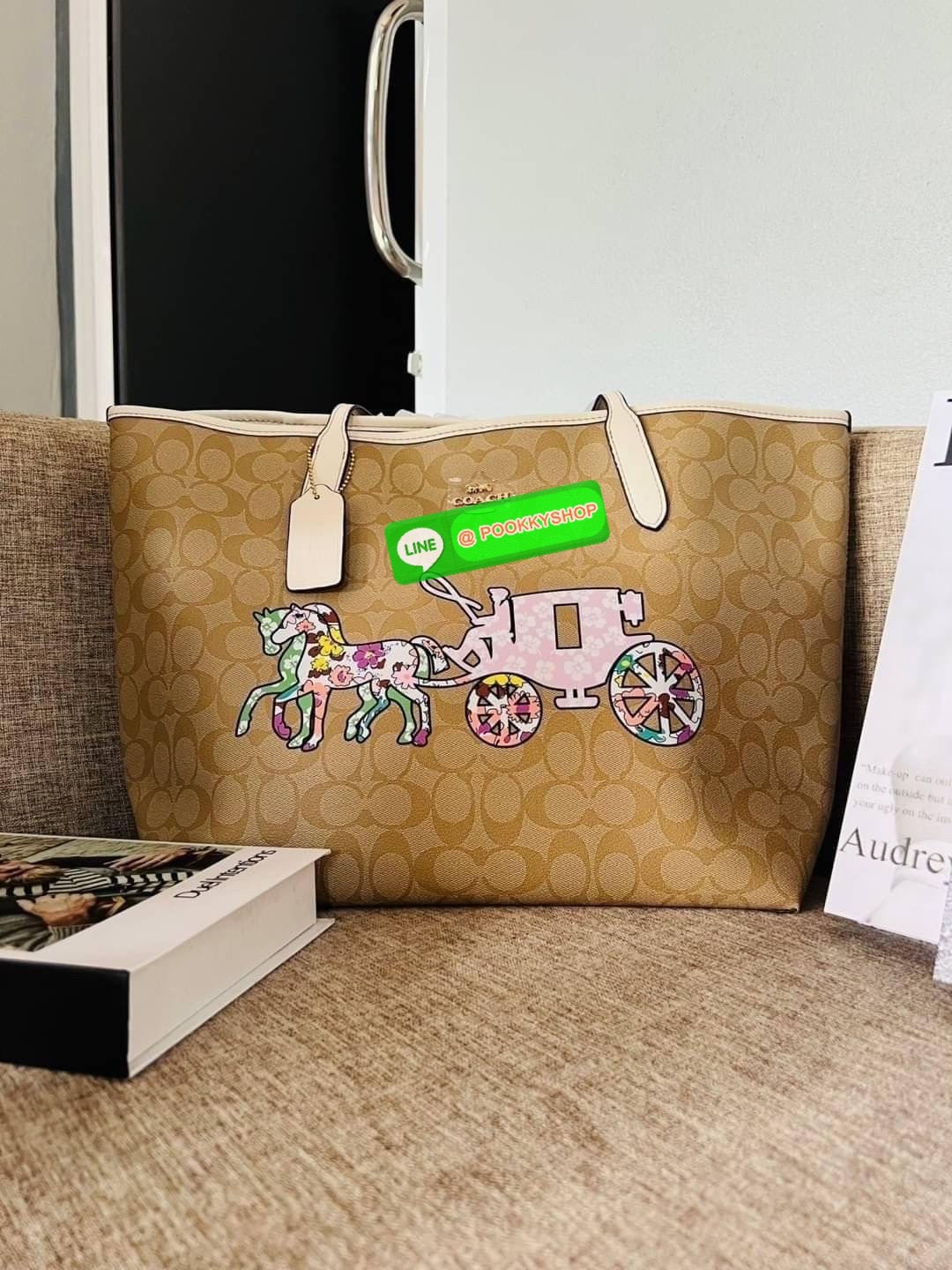 NEW 🌟🌟 CITY TOTE IN SIGNATURE CANVAS WITH HORSE AND CARRIAGE PATCHWORK GRAPHIC Coach CA607 City Tote ในแคนวาสซิกเนเจอร์ สี Gold/Light Khaki Multi ผ้าใบเคลือบซิกเนเจอร์และหนังเรียบ ด้านในกระเป๋าซิป ปิดสแน็ป หูจับ 10" ดรอป