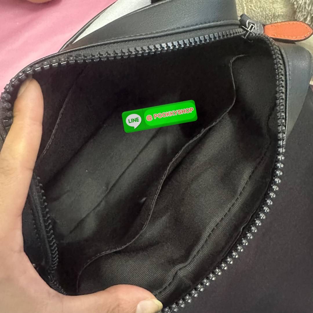 กระเป๋า COACH TRACK CROSSBODY IN COLORBLOCK SIGNATURE CANVAS (COACH C2725) กระเป๋าสะพายใบใหญ่ Unisex ที่เท่ได้ทั้งชายและหญิง วัสดุหนังแท้ หนังนิ่ม สัมผัสมือดีมากๆ เก็บดีเทลด้วยหนังแคนวาสคุณภาพ เนียบคมกริบ อยู่ทรงสวย ขนาดกำลังดี ไม่เล็ก ไม่ใหญ่เกินไป ด้านใ