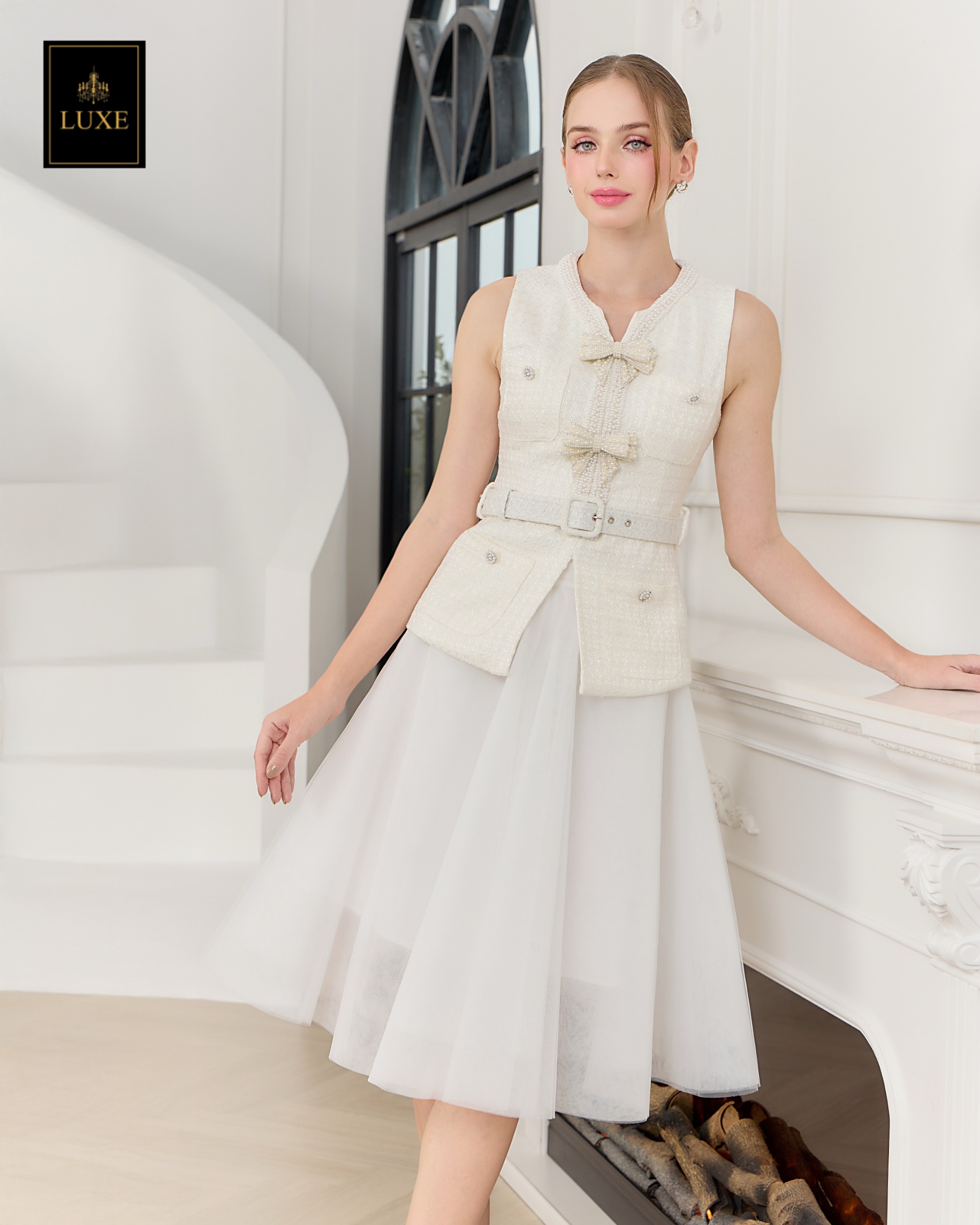 เสื้อแฟชั่น เสื้อแขนกุด ทรงเข้ารูป ชายเสื้อยาวปิดสะโพก มาพร้อมเข็มขัดผ้าในตัว