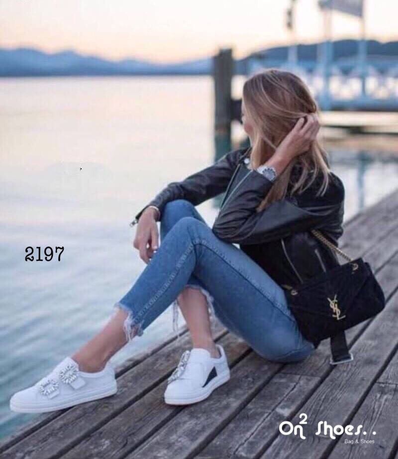 Roger vivier viv shoes รุ่นนี้ Sneaky Viv’ Double Strass Buckle นับเป็นรุ่นยอดนิยมอีกรุ่น จะแตกต่างตรงที่มีบัคเคิล คริสตัล สองอัน แต่ยังคงความคลาสสิก เรียบหรูดูดี หากเป็นคุณที่หยิบมาใส่ก็ทำให้คอมพลีทลุคในวันสบายๆ ได้อย่างดีเลย มีความพิเศษตรงที่เพิ่มบัคเคิ