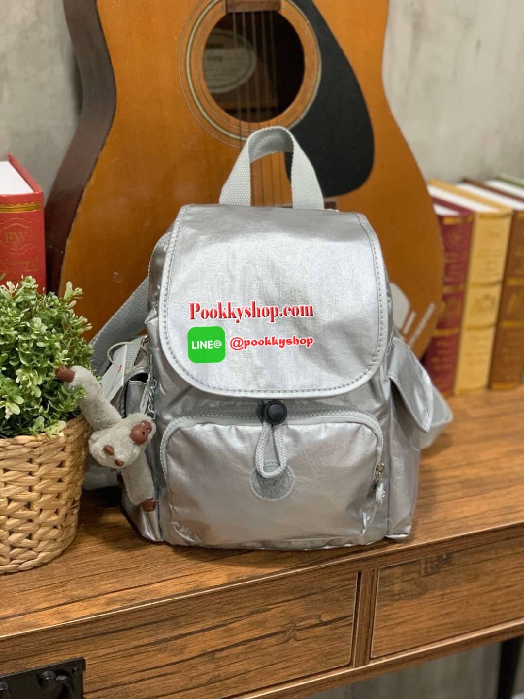 Kipling City Pack Backpack วัสดุPolyamide100% เป้ขนาดกลาง ที่เปิดปิดด้วยตัวล็อค2ชั้นด้วยกระดุมแม่เหล็กและซิป มีช่องใช้งานหลายช่องรวมถึงช่องซิปด้านหน้า มีลูกเล่นที่ด้านหลังมีช่องซิปสำหรับเก็บของและเก็บสายเป้ได้ หรือใช้สายจากเป้สะพายไหล่ได้ ประดับด้วยพวงกุญ