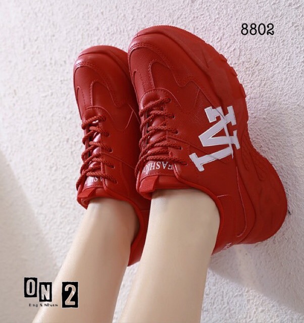 LA sneaker ผ้าใบหนังสไตล์แบรนด์ ทรงสวย คู่นี้ใช้วัสดุอย่างดีค่ะ ทรงสวยน่ารักมาก พร้อมส่ง 4 สี วันหยุดยาวนี้ มี รองเท้าใส่เที่ยวหรือยังค่ะ ถ้ายังแนะนำเลย ใส่เที่ยว ตวจ. หรือ ตปท.ก็สวยค่าาาา