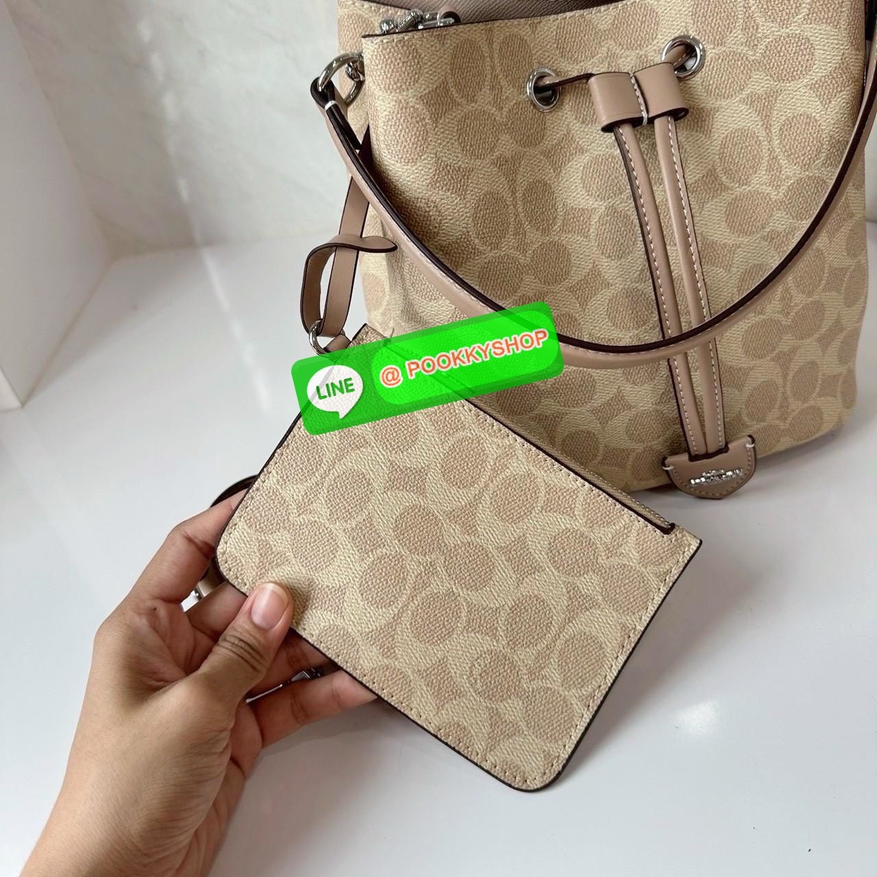 Coach Roan Bucket Bag Signature Canvas CBH07 กระเป๋าทรงบัคเก็ตใบเก๋ ดีไซน์คลาสสิก ลายซิกเนเจอร์สุดฮิต ใส่ได้ทุกโอกาส มาพร้อมสายสะพายปรับได้ ถอดได้ ใช้งานได้ทั้งสะพายไหล่ / crossbody / handheld