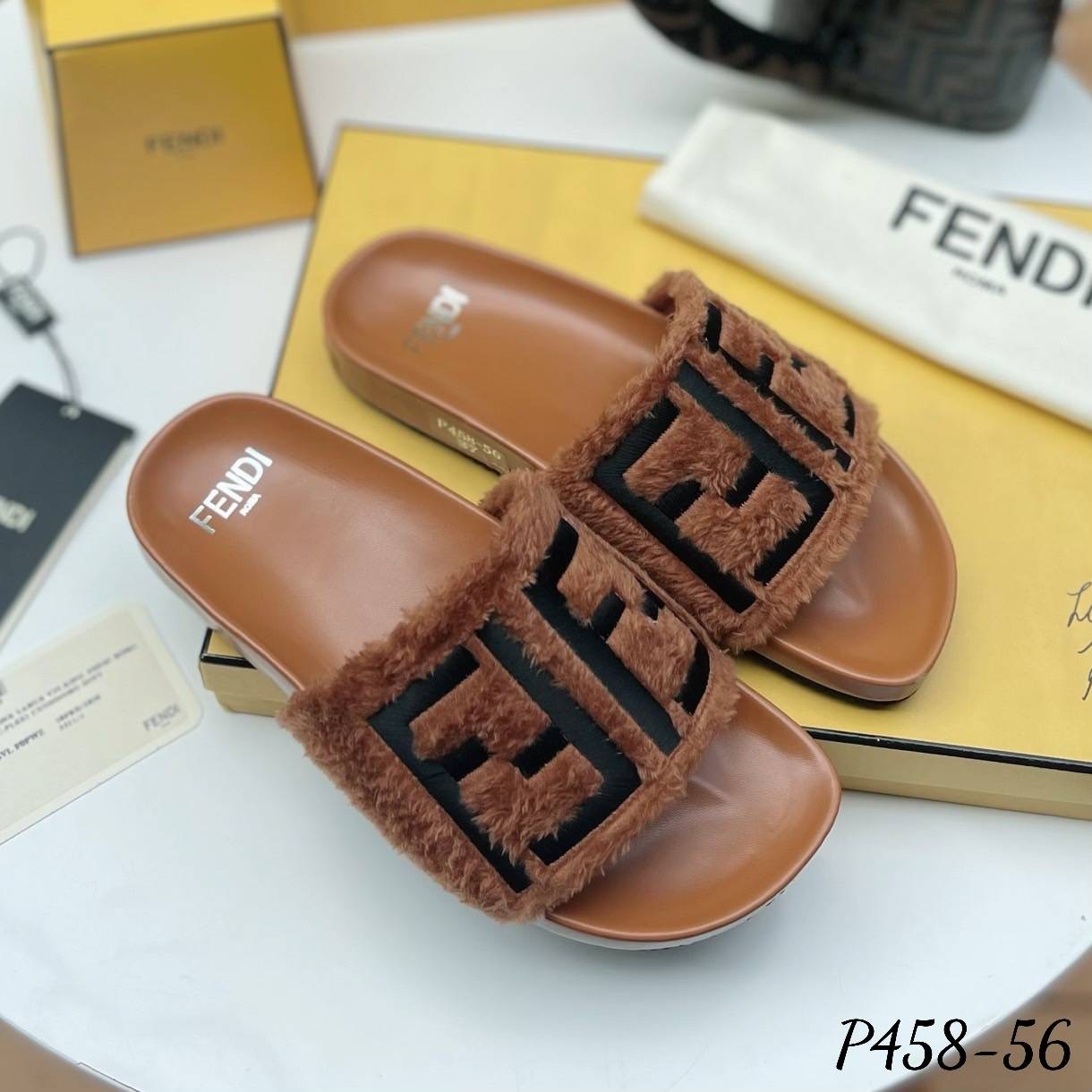 พร้อมส่ง งานมาใหม่ล่าสุดเลยค๊า รองเท้าแตะ ส้นแบน งานFe ndi. ขนเฟอร์นุ่มๆ งานปักโลโก้ น่ารักมากกกๆ ค่ะ นุ่ม ใส่สบาย มาไม่มากน้า รีบจัดเลยค๊า