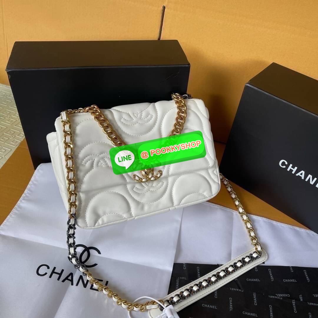 Chanel อเนกประสงค์ รุ่น Limited edition ลายวินเทจแบรนด์ หนังแกะ พร้อมสายยาวโซ่ต่อหนัง น้ำหนักเบา ภายใน มีช่องซิปเปิดปิดด้วยฝาปิดตัวล็อค มีช่องหลัง ใส่กระเป๋าสตางค์ใบยาวได้ค่ะ ตัวจริงสวยมากๆถูกใจรีบจองนะคะ ใส่มือถือได้ทุกรุ่น สะพายเป็นสายคู่ หรือ สะพายยาวไ