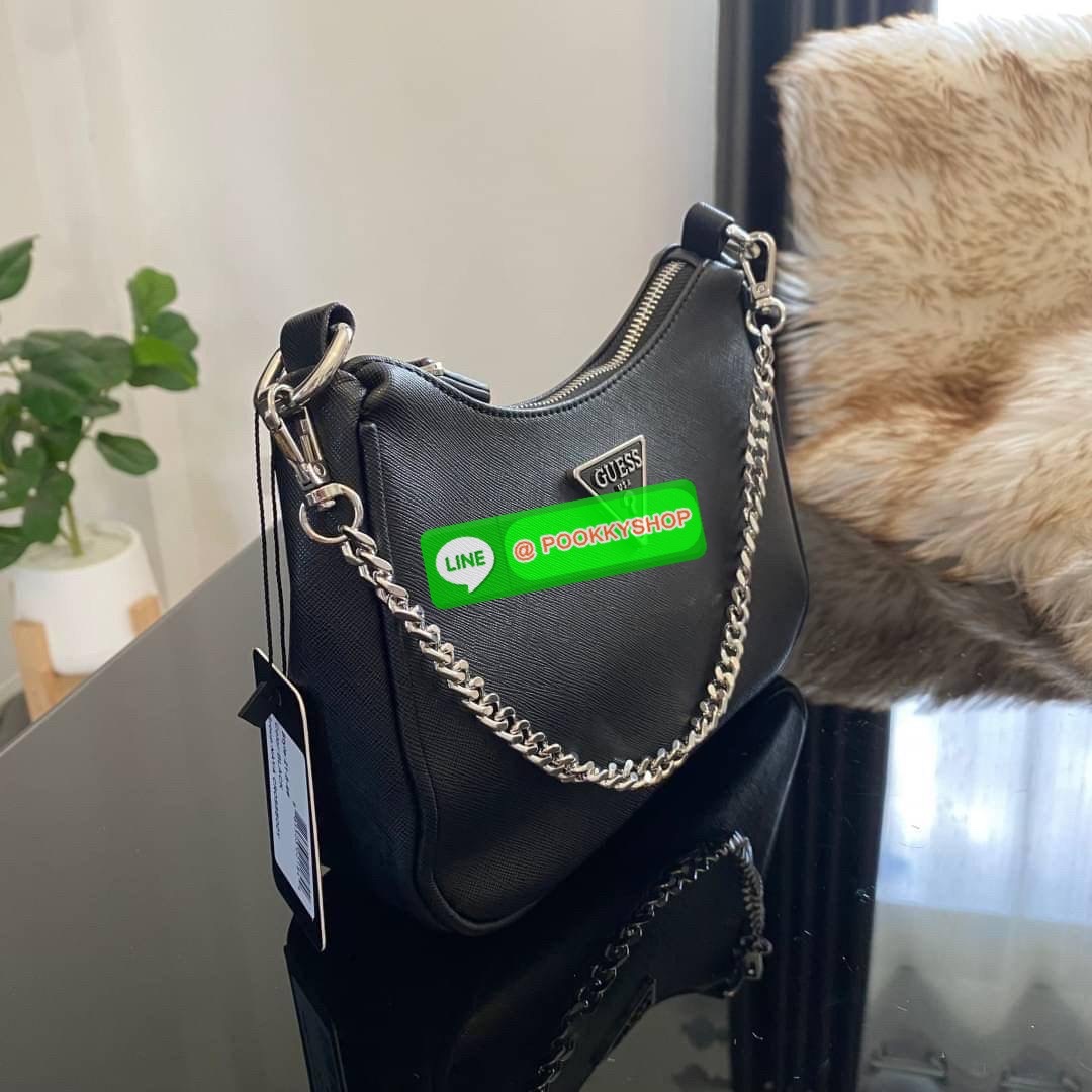 รุ่นใหม่ล่าสุด GUESS SHOULDER BAG ซื้อ1ได้ถึง2ไอเท็ม กระเป๋าพอชรูปทรงสวย เปิด-ปิดด้วยซิปด้านในโล่งกว้างมีช่องซิปใส่ของจุกจิก เพิ่มความน่ารักด้วย กระเป๋าใส่เหรียญใบเล็กทรงกลม เฝสามารถถอดใช้แยกได้ มาพร้อมสายโซ่สะพายไหล่ และสายสะพายยาวสามารถปรับระดับได้ฟรีไซ