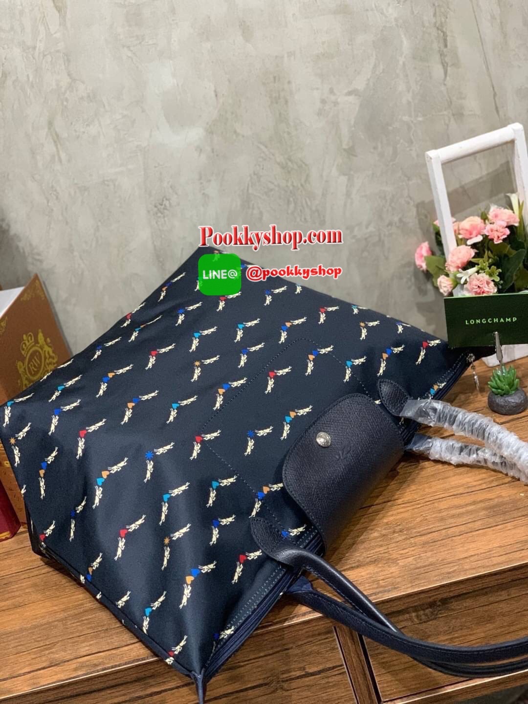 LONGCHAMP KOPEN LE PL CHEVAUX AILES TOTE BAG Size L รุ่นนี้มาพร้อมน้ำหนักที่เบาและความเป็นเฟมินีน จากการประดับกระเป๋าด้วยดาวและหัวใจดวงเล็กๆหลากสีสัน ล้อมรอบด้วยม้าอันเป็นสัญลักษณ์ของ Longchamp ดีไซน์นี้จึงเกิดเป็นรูปเสมือนนางฟ้าโดยการเปลี่ยนม้าให้เป็นปีก