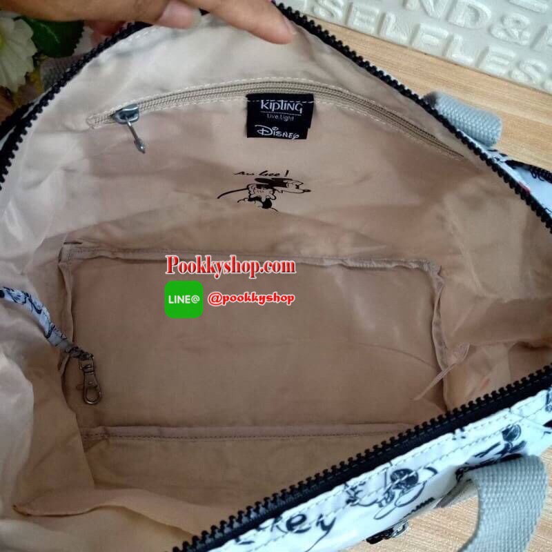 Disney's® 90 Years of Mickey Mouse Handbag 👍 รุ่น ART size M 👍กระเป๋าผ้าคิปลิงสะพายไหล่ได้ ครอสบอดี้ได้ มีสายยาวให้ 👍สามารถปรับสไตล์กระเป๋าได้2รูปแบบ เป็นtote หรือเก็บหูกระเป๋าก็ได้ 👍ช่องใหญ่ใส่ของได้จุ เปิดปิดด้วยซิป