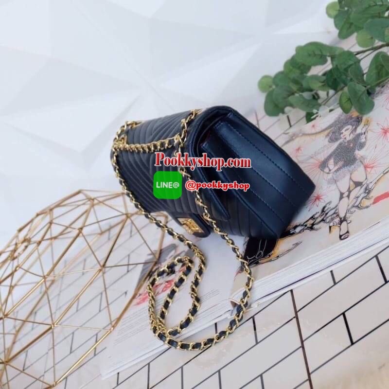 มาเพิ่มละค่า งาน Best Seller พร้อมสีใหม่สวยๆ มาให้เลือกเพิ่มอีก 2 สี !! KEEP รุ่น shoulder chevron chain handbag สวย หรู มากๆ เลยน๊า กระเป๋าอยู่ทรง หนังตัวใหม่ Microfiber สวย ทนกว่าเดิม ตัวกระเป๋าเย็บประณีต สายโซ่ปรับ สั้น ยาวได้คะ ภายในสีแดง มีช่องใส่ของ