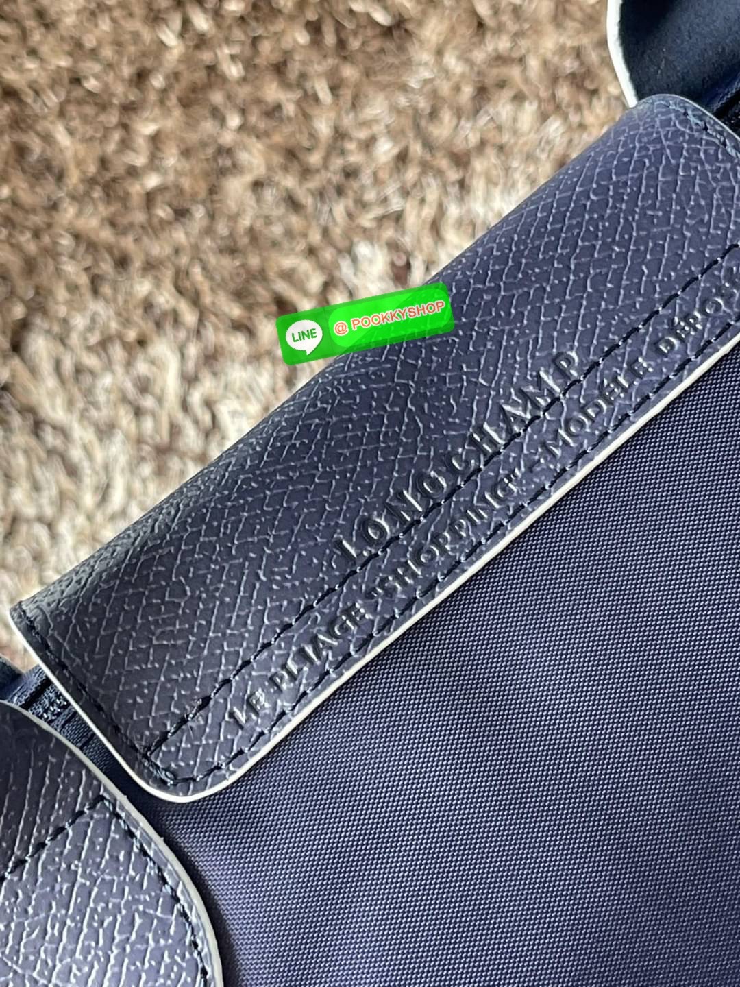 💕LONGCHAMP LE PLIAGE TRES PARIS SHOULDER BAG กระเป๋าโท้ทใบนี้ดึงดูดใจคุณด้วยรูปทรงมินิมอลและปริมาตรที่เพียงพอซึ่งสามารถเก็บเอกสารหรือแล็ปท็อปทั้งหมดของคุณได้อย่างง่ายดาย สายคล้องไหล่มีความยาวช่วยให้คุณสะพายได้อย่างสบาย ขณะที่การปิดด้วยซิปช่วยให้มั