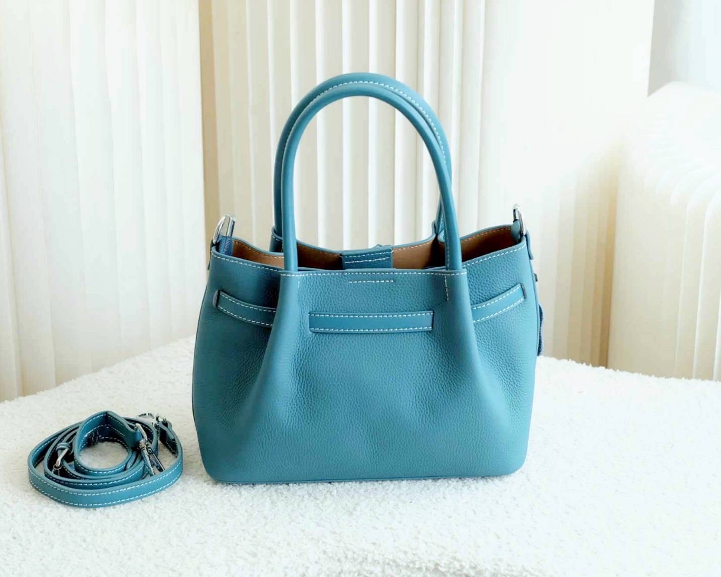 กระเป๋าหนังแท้ทรงtote งานหนังแท้💯 Genuine leather หนังลาย togo รักษาง่าย ใช้งานได้ยาวนาน ขนาดกำลังดี น้ำหนักเบา มีสายสะพายยาว หนังแท้มีความคงทนและสามารถใช้งานได้ยาวนาน เมื่อได้รับการดูแลที่ดี หนังจะมีความนุ่มและยืดหยุ่น แต่ยังคงแข็งแรง นอกจากนี้ ห