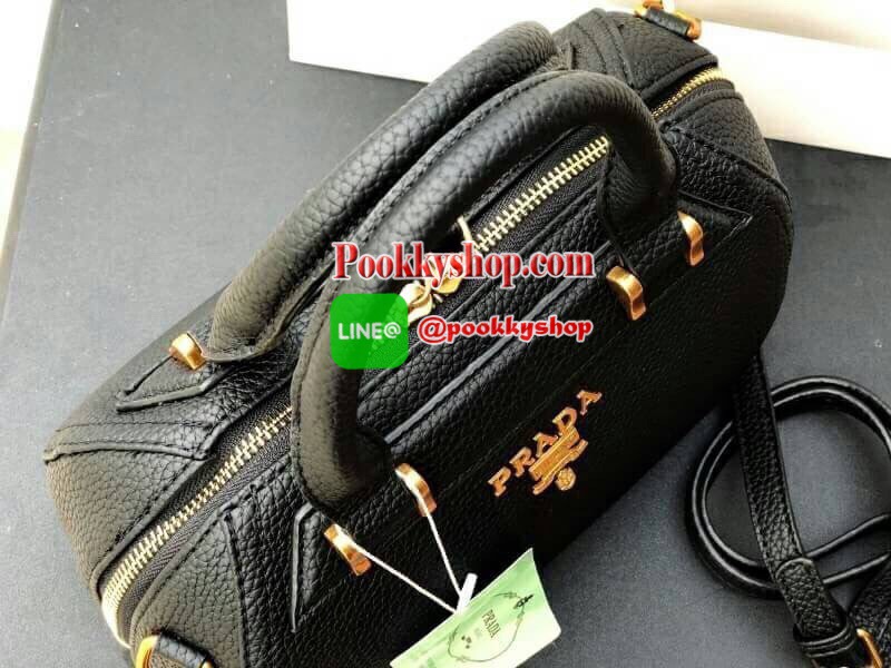 Prada Limited edition กระเป๋าอเนกประสงค์ทรงสวยหนังลายคาเวียร์มีสายยาว เลิศมาก ขนาดกำลังดี ใช้แล้วสวยมากๆ น้ำหนักเบา อะไหล่ทองหรูมาก จุของคุ้ม มี3ช่องหลัก เปิด-ปิดด้วยซิป งานเกินราคารับประกันค่ะ