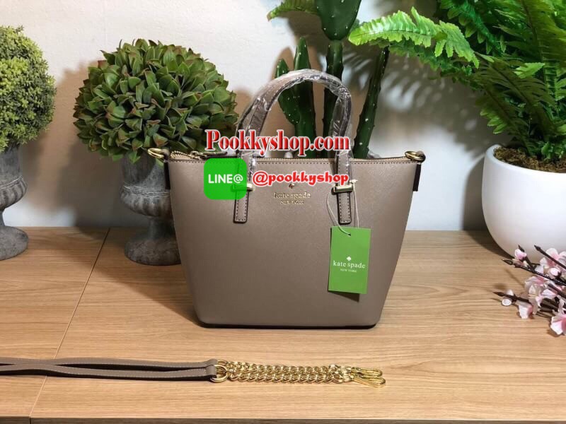 Kate Spade Cedar Street Mini Harmony Crossbody Small Handbag กระเป๋าสะพายใบเล็กสุดน่ารัก วัสดุหนัง Saffiano สวยหรูอยู่ทรงสไตล์ น่ารักไม่ซ้ำใคร ด้านหน้าประดับโลโก้สีทองสวย ภายในมีช่องซิปและช่องเล็ก สามารถใส่ ipad mini กระเป๋าสตางค์ใบยาวของใช้ได้จุกจิกได้เย
