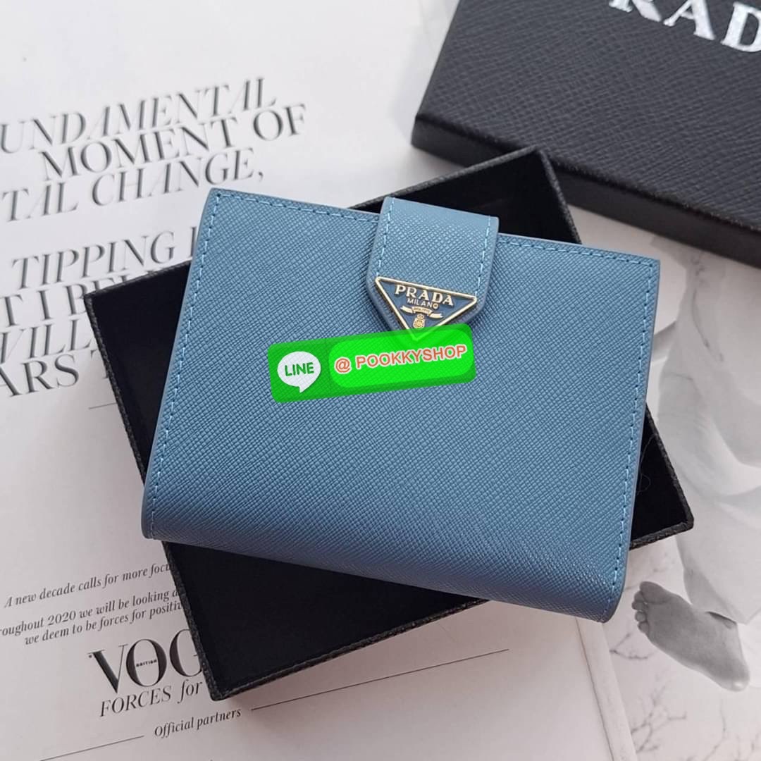 พร้อมส่งรุ่นใหม่♡♡ กับ กระเป๋าสตางค์แบบพับใบสั้น ทรงแบนน่ารัก น้ำหนักเบา จากแบรนด์ Prada ด้านหน้ามีโลโก้แบรนด์ อะไหล่สีทองหรู เปิดปิดด้วยกระดุม ด้านในมีช่องใส่บัตร3ใบ ช่องกระดุมเก็บเหรียญ+ธนบัตรแบบพับ จะมอบเป็นของขวัญหรือใช้เอง ก็ดีงามสุดๆเล