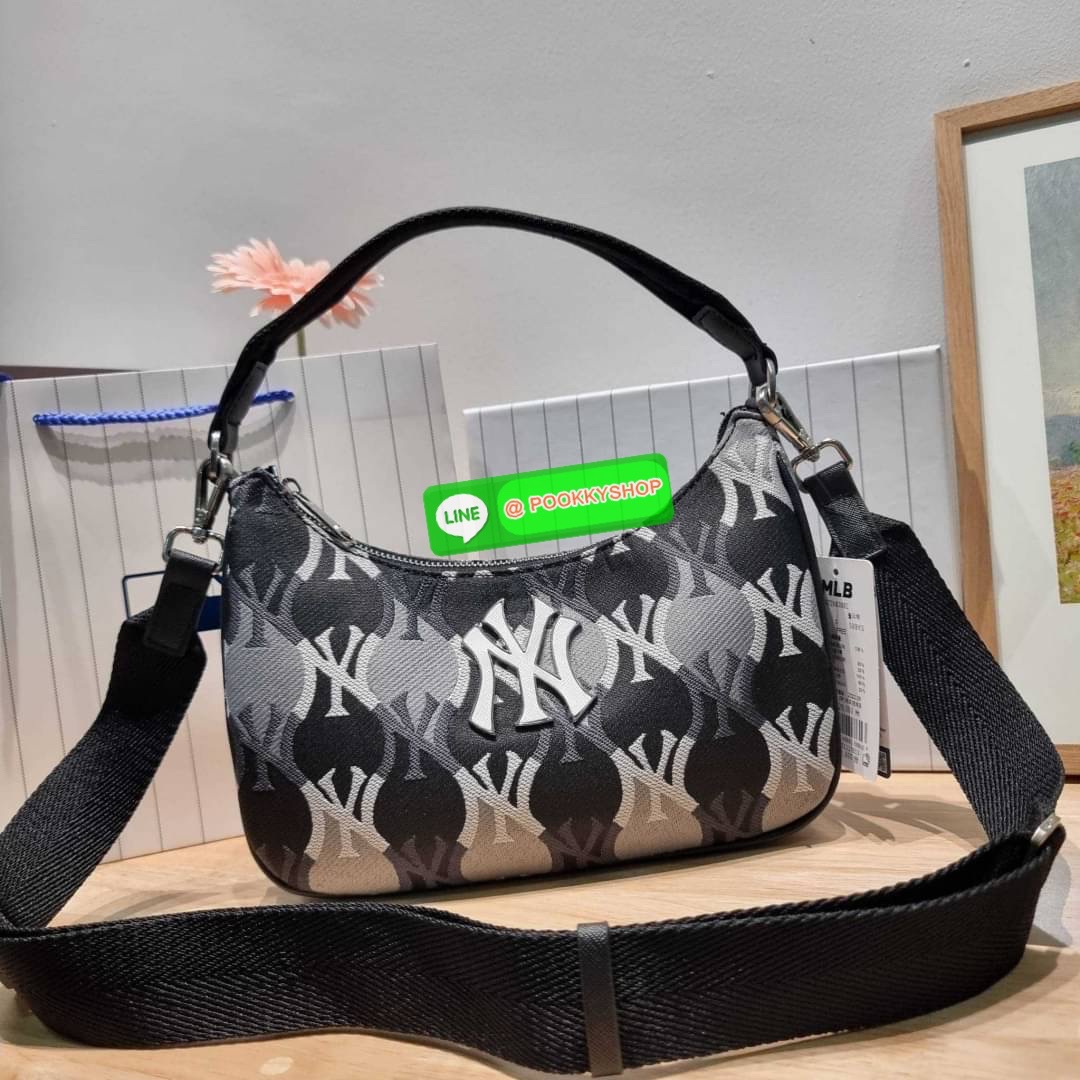 MLB MONOGRAM HOBO BAG สวยไม่ซ้ำ ใหม่ก่อนใคร กับแบรนด์จากเกาหลีเกาใจ น้องใหม่มาแรง!! กับกระเป๋าทรงพอช ที่ใช้งานได้ง่ายมากๆ ขนาดกำลังดี ดีไซน์ลวดลายโมโนแกรมเอกลักษณ์ ลงบนผ้า jacquard ได้อย่างลงตัวและสวยงาม มาพร้อมสายคล้องในตัว และสายครอสแบบสปอร์ต ทนทาน จึงส