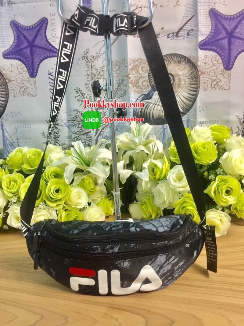FILA Waist Bag.. รับซัมเมอร์ด้วยลวดลายเกร๋ๆ กระเป๋าคาดอกคาดเอว FILA แบรนด์ฮิตที่ไม่เคยตกเทรน มาให้สะพายกันก่อนใคร ด้วยดีไซต์ลวดลายที่แมทกันอย่างลงตัว ด้านหน้าสกรีนแบรนด์ วัสดุNYLON 100% เคลื่อบเงาอีก 1 ชั้น กันน้ำได้ในระดับหนึ่ง.. เปิดปิดด้วยซิปยาว จุของไ