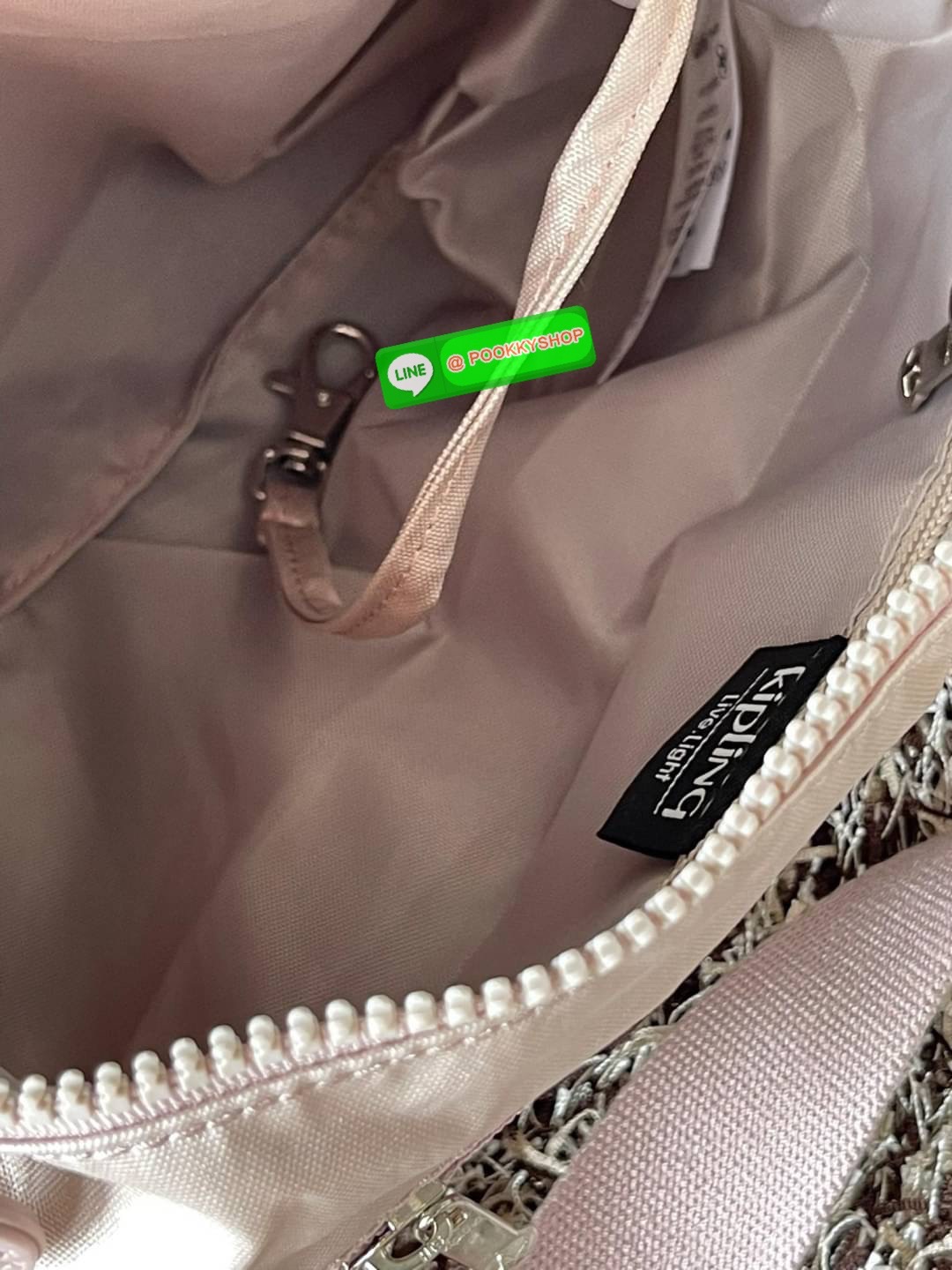 💕Kipling Silen Crossbody Bag กระเป๋าสะพายไหล่ช่วยเพิ่มความโมเดิร์นไม่ตกเทรนด์ให้กับลุคตามสไตล์การแต่งกายของคุณมากขึ้น มีน้ำหนักเบา พกพาไปไหนมาไหนได้สะดวก ใส่สิ่งของได้ครบครันโดยไม่ต้องกังวล นอกจากนี้ ยังมีสายสะพายที่ปรับระดับได้ มีช่องใส่ของเพิ่มเ