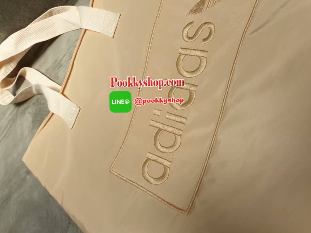 adidas shopping bag ลายปัก กระเป๋าถือด้านหน้าปักโลโก้แบรนด์ รุ่นนี้เปิดปิดด้วยช่องซิป ด้านหลังเรียบ ขนาดกำลังดี วัสดุกันน้ำ รุ่นนี้ใส่ของได้เยอะค่ะ คุ้มๆ กับสาวก adidas แบบสปอร์ต อย่าพลาดน๊า
