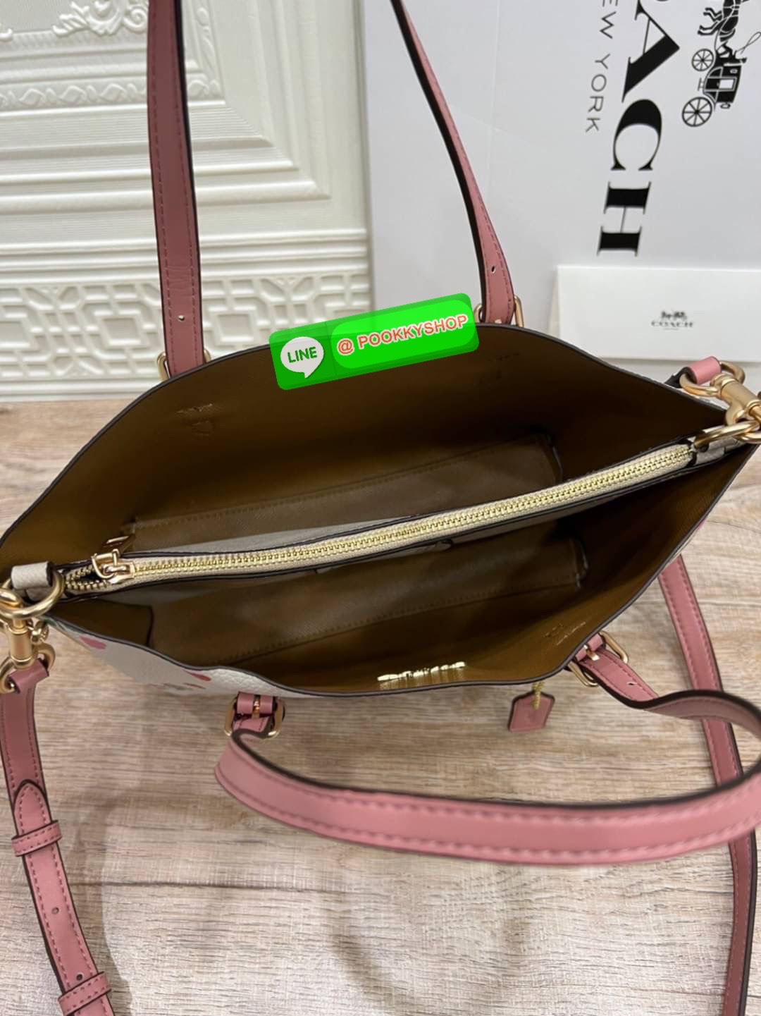 NEW IN!! น่ารัก วางไม่ลงอีกแล้ว COACH MOLLIE TOTE 25 (COACH C4084) กระเป๋าถือ สะพาย รุ่นฮิต ปริ้นลายดอกหัวใจมินิ ขนาดเหมาะมือ มีสายสะพายยาว ถอดและปรับระดับได้ วัสดุหนัง crossgrain ขึ้นทรงสวย ด้านในโล้ง มีช่องซิปตรงกลางแยก **🔸️รุ่นนี้ใครถือก็สวย ใช
