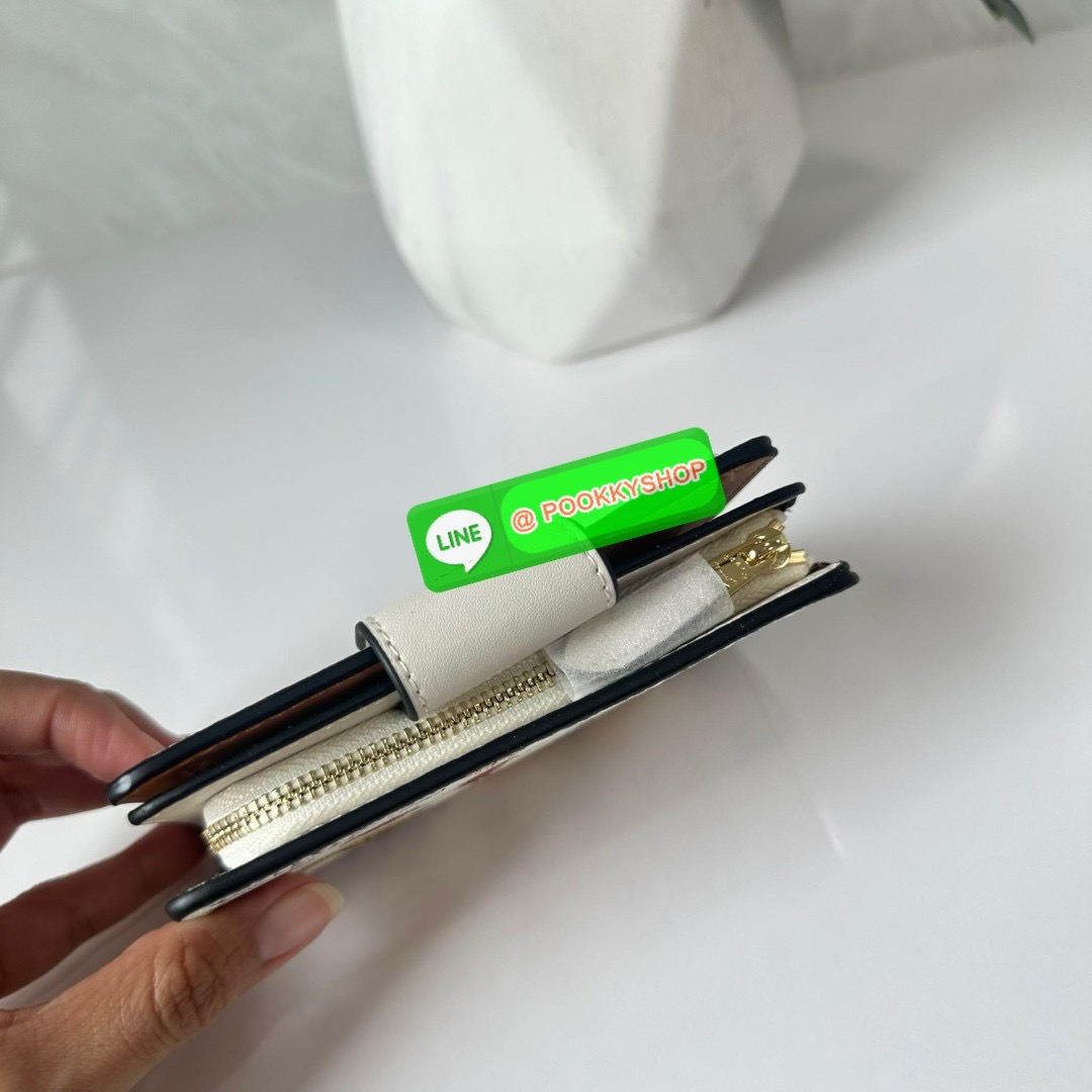 COACH MEDIUM CORNER ZIP WALLET IN SIGNATURE CANVAS WITH FLORAL PRINT(CR935) 🔖กระเป๋าสตางค์ใบกลางคอลเลคชั่นใหม่ปริ้นลายดอกไม้ 🔖วัสดุ:แคนวาสสลับหนังแท้ 🔖เปิด-ปิดด้วยกระดุมแป็ก 🔖ภายในมีช่องใส่บัตร ช่องใส่ธนบัตร และช่องซิป