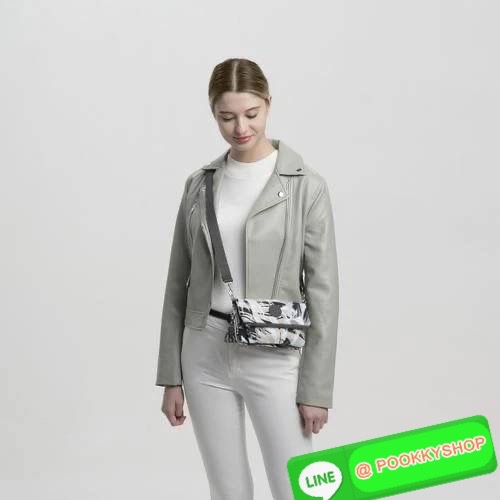 Kipling Lynne Small Crossbody Convertible Bum Bag กระเป๋าที่เป็นได้มากกว่าถือคลัชท์ ขนาดกะทัดรัด มีสะพายแยกนำมาสะพายไหล่หรือคาดอก คาดเอวก็ได้ มีสายสะพายสั้นและยาวอย่างละ1เส้น ถอดสับเปลี่ยนใช้งานได้ และยังสามารถถอดสายออก ใช้เป็นกระเป๋าคลัชได้ ใช้งานได้2ช่อ