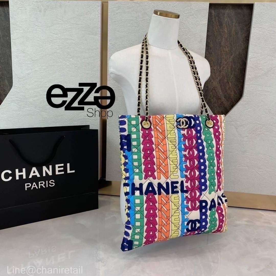 CHANEL FLAP BAG PRINT FABRIC & GOLD TONE METAL ss22 งานสวยชนช็อป ว๊าววววสุดๆ กับกระเป๋าผ้าแต่งอะไหล่ทองปั้มlogo ทุกจุด ลายlogo multicolors งานสวยมากไฮเอ็นสุดๆ จุของได้เยอะมาก มีซิบด้านใน ห้ามพลาดเลยน้าสาวๆ Must have!!!! มันเป๊ะทุกจุดจริงๆ