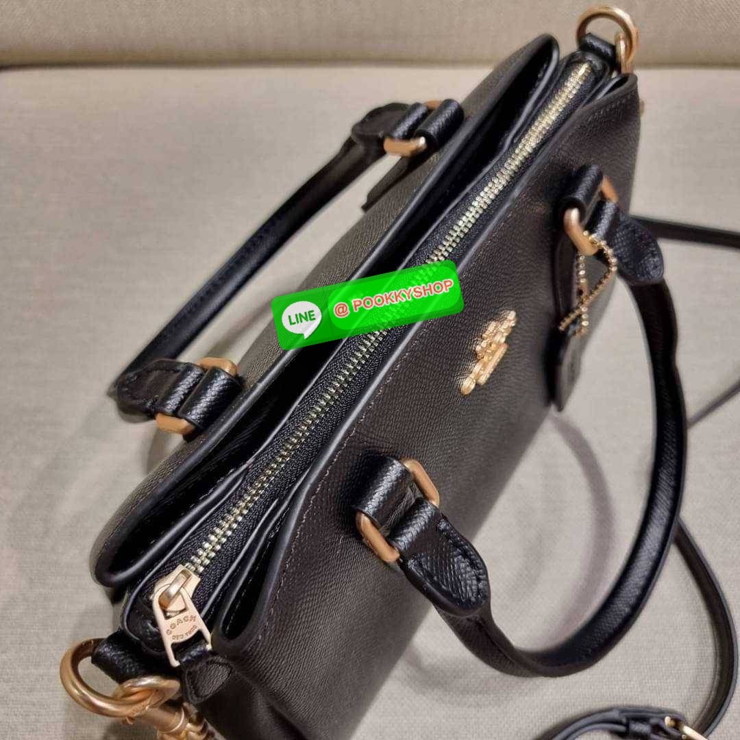 COACH F29434 MINI SAGE CARRYALL IN SIGNATURE CANVAS รุ่นยอดฮิต!! ที่สุดของกระเป๋าสะพายขายดี ต้องทรงถังมินิรุ่นนี้ วัสดุหนังแคนวาสเคลือบลาย สวย คลาสสิค มาพร้อมสายสะพายข้างและหูหิ้วในตัว ถอดออกถือคล้องแขนเก๋ๆ หรูๆยังได้ ภายในเป็นช่องโล่ง แบ่งสัดส่วนอย่างดี