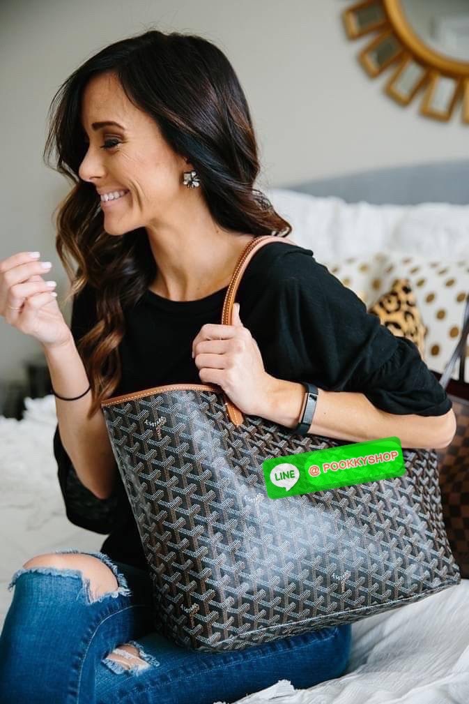 💕 Goyard Saint Louis Pm Bag กระเป๋าสุดคลาสสิกจากแบรนด์เก่าแก่ของฝรั่งเศส ความพิเศษคือแต่ละใบต้องเพนท์ลายโมโนแกรม Chevron ด้วยมือเท่านั้น จึงเป็นเหตุผลที่กระเป๋า Goyard กลายเป็นหนึ่งในกระเป๋าที่คนต้องการ โดยเฉพาะรุ่น St. Louis Tote ที่ว่ากันว่าเป็น